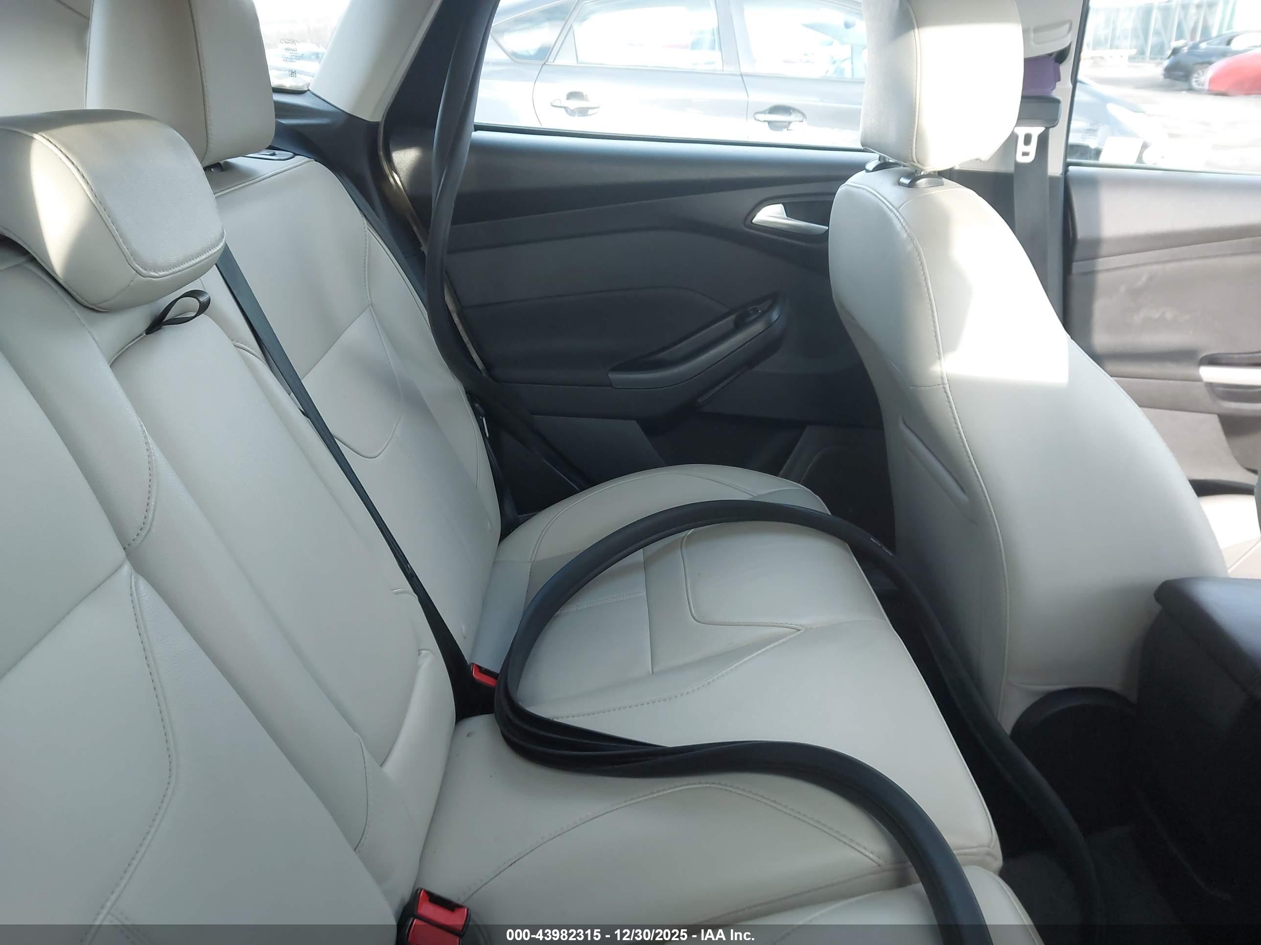 FORD FOCUS image 8