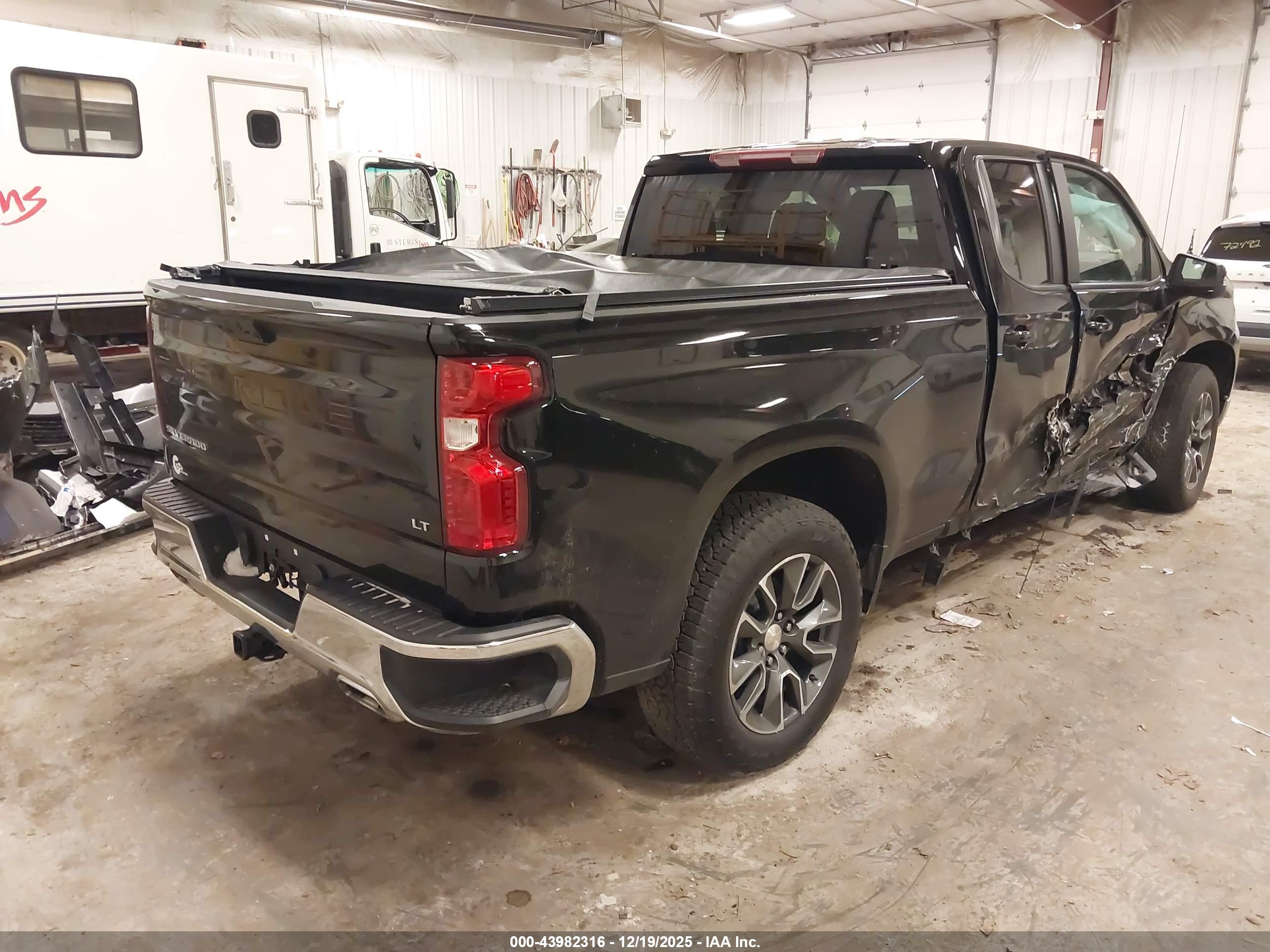 CHEVROLET SILVERADO image 4