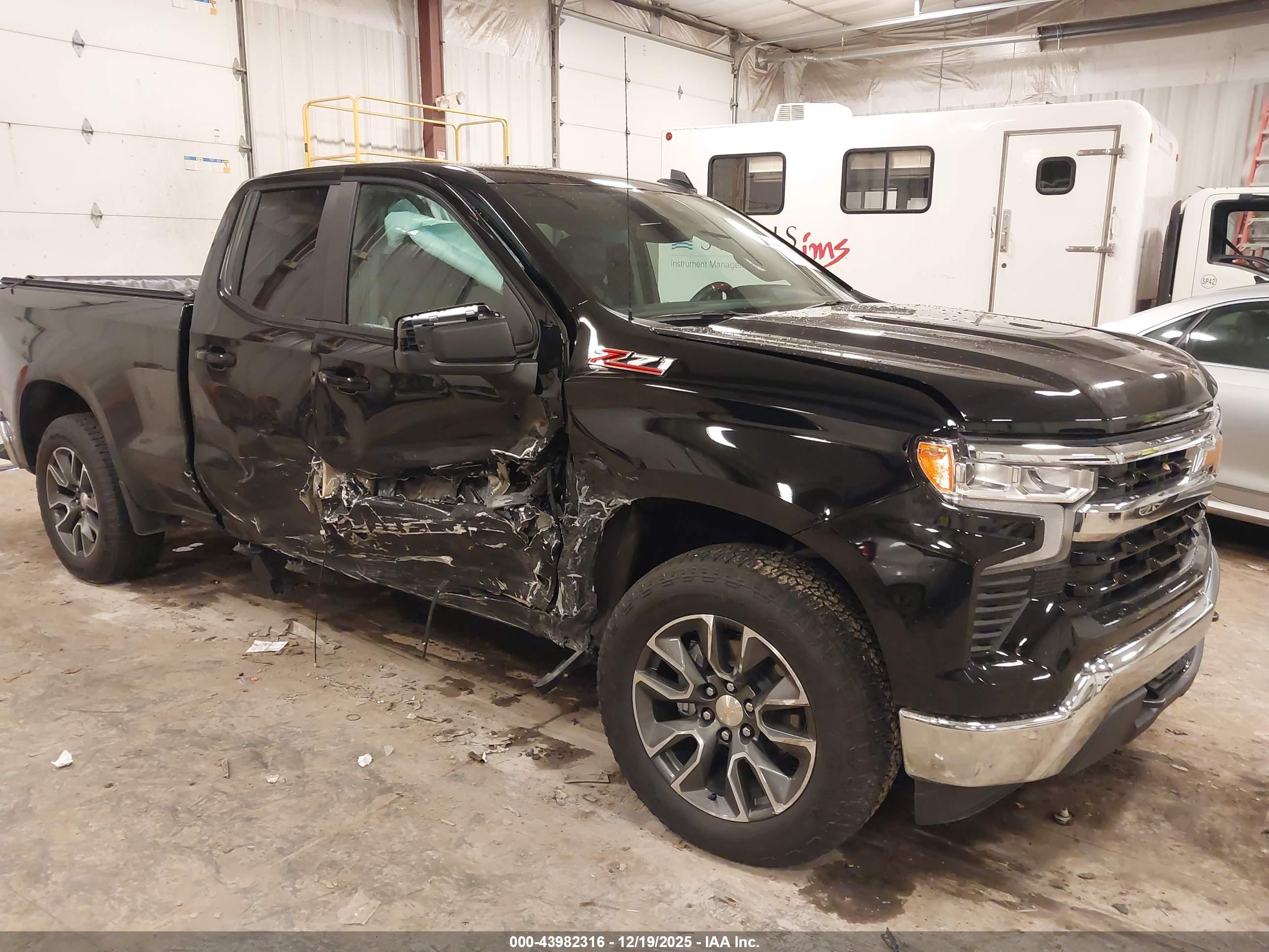 CHEVROLET SILVERADO image 6