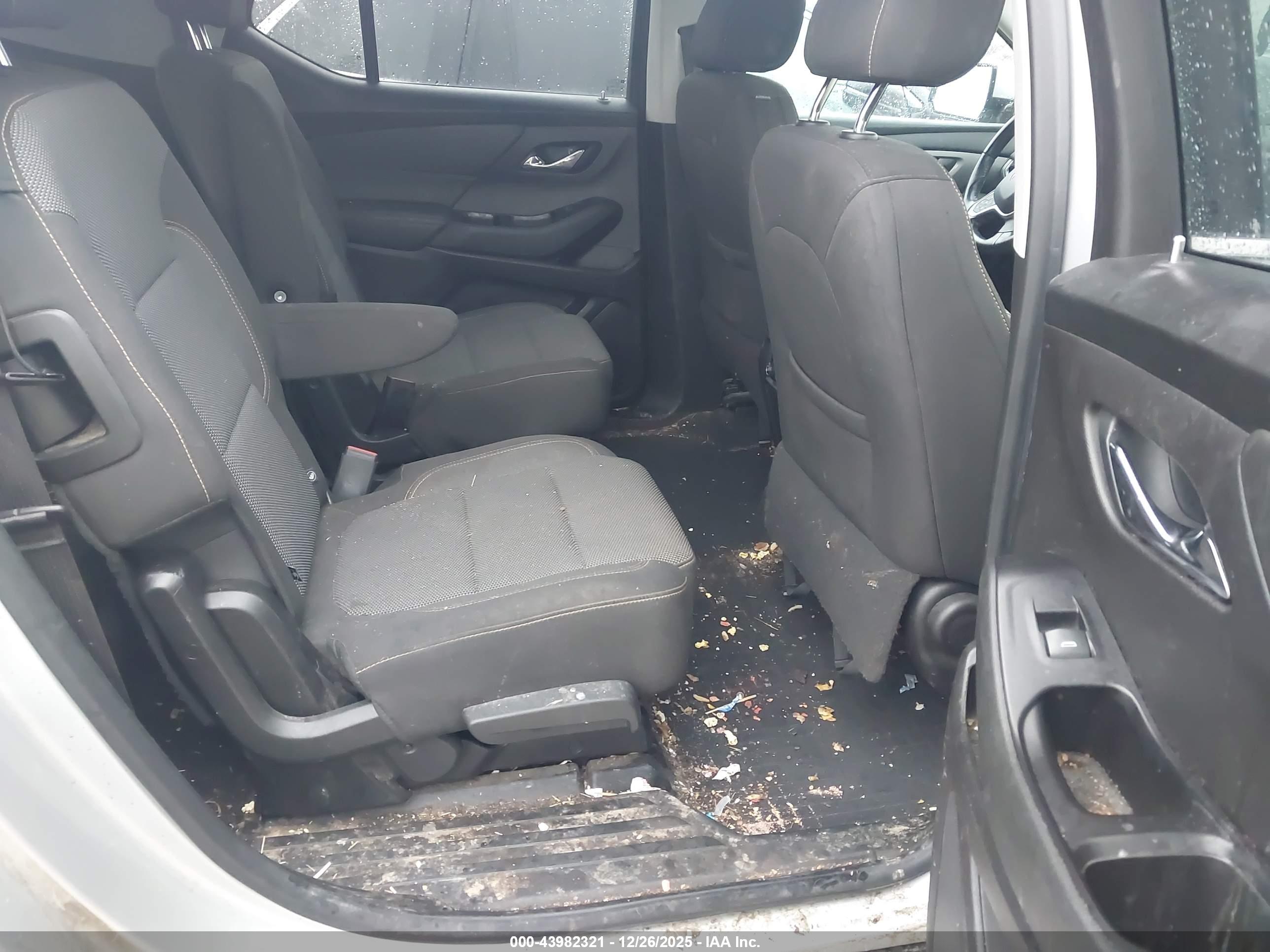 CHEVROLET TRAVERSE image 8