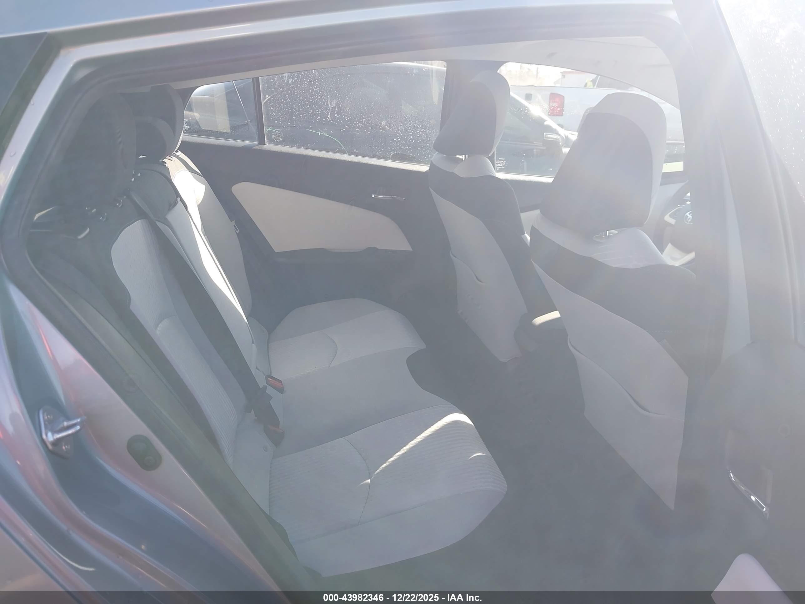 TOYOTA PRIUS image 8