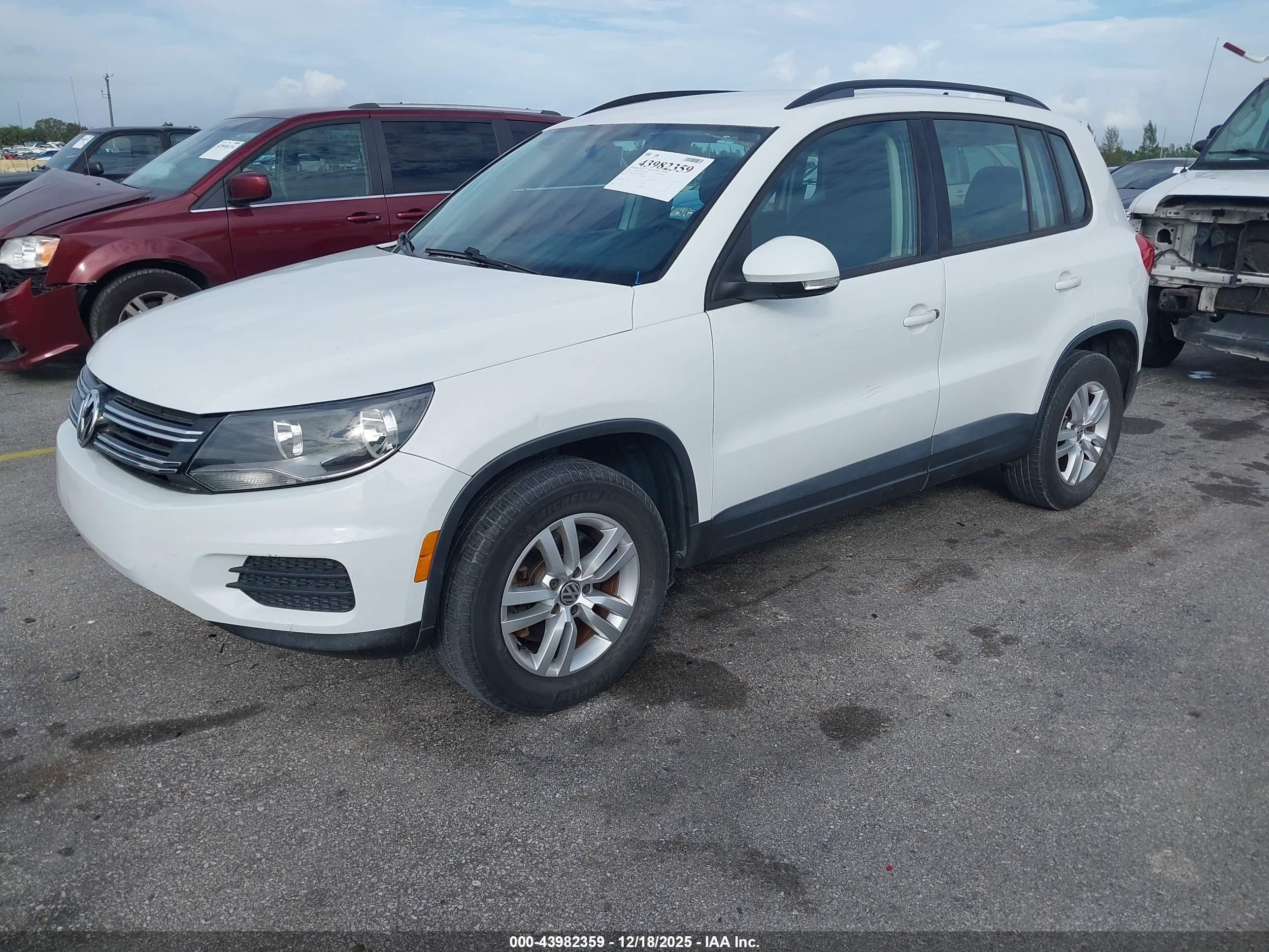 VOLKSWAGEN TIGUAN image 2