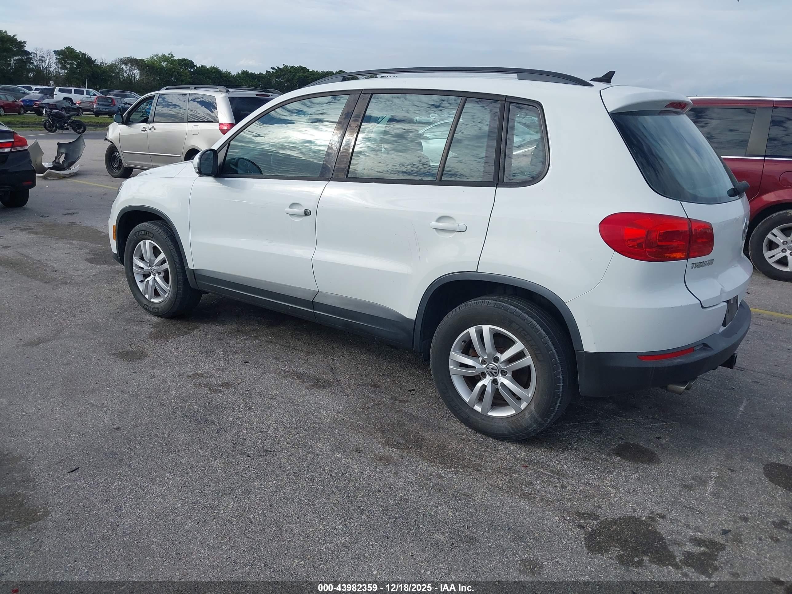 VOLKSWAGEN TIGUAN image 3