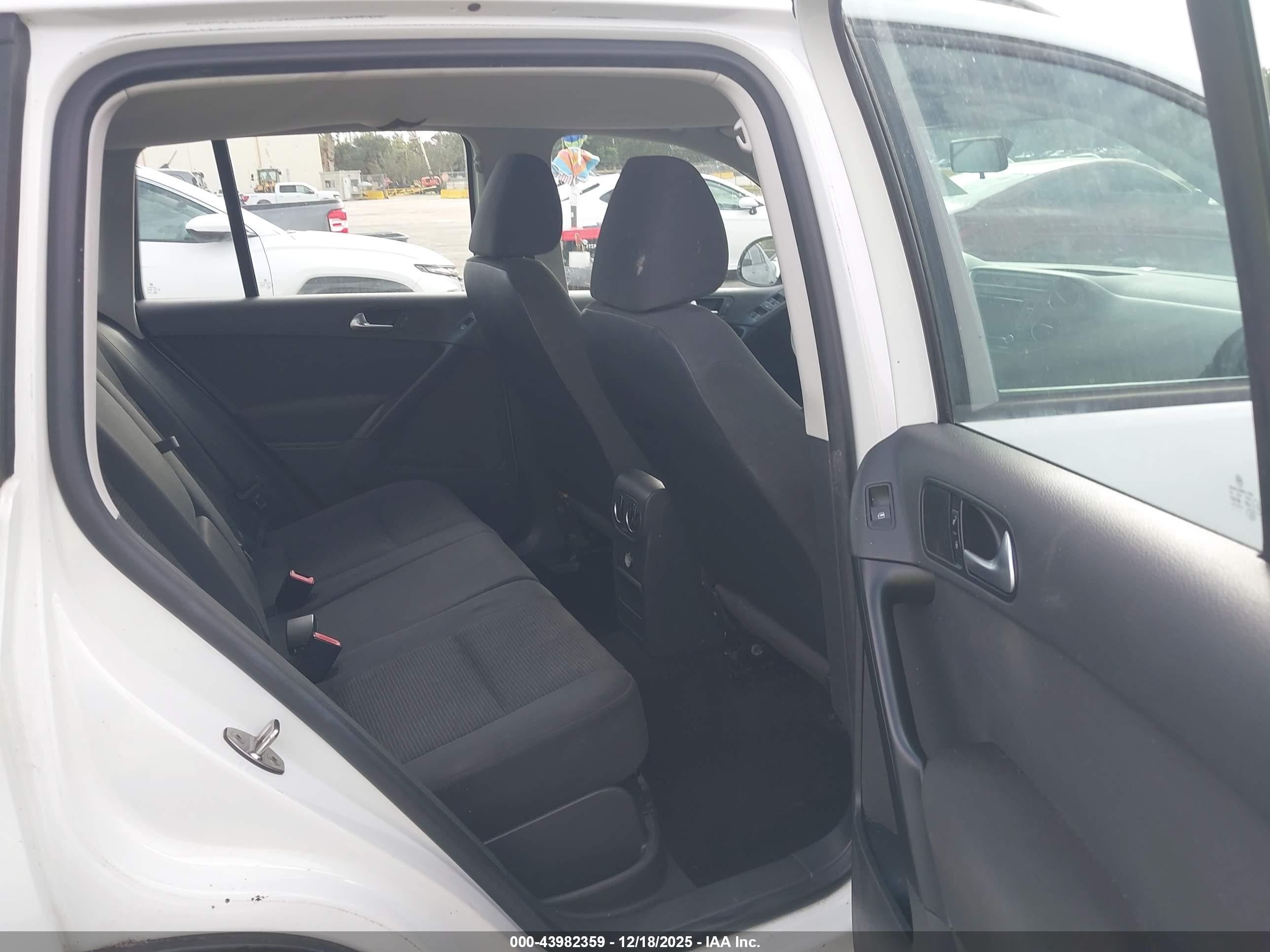 VOLKSWAGEN TIGUAN image 8