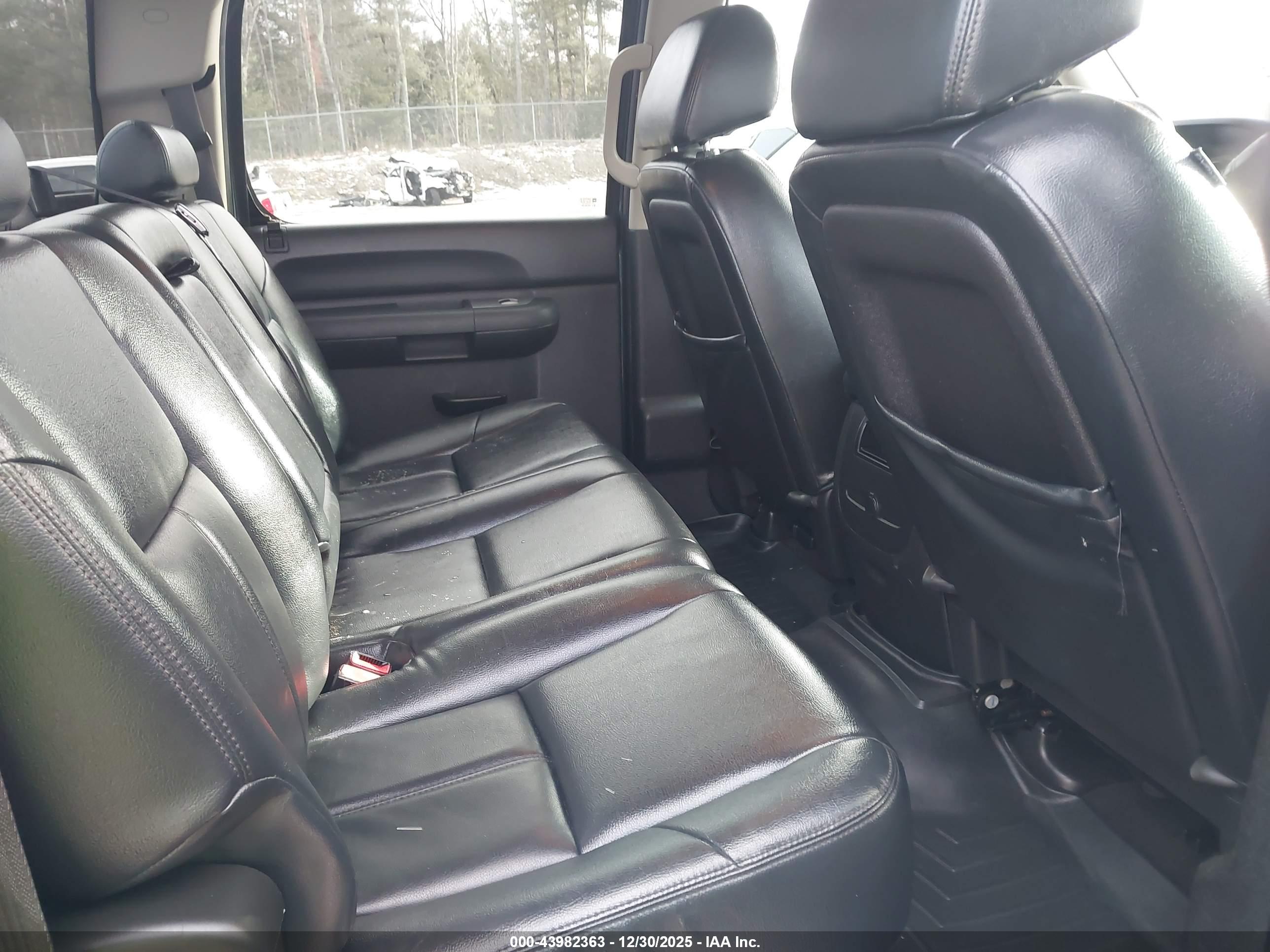 CHEVROLET SILVERADO image 8
