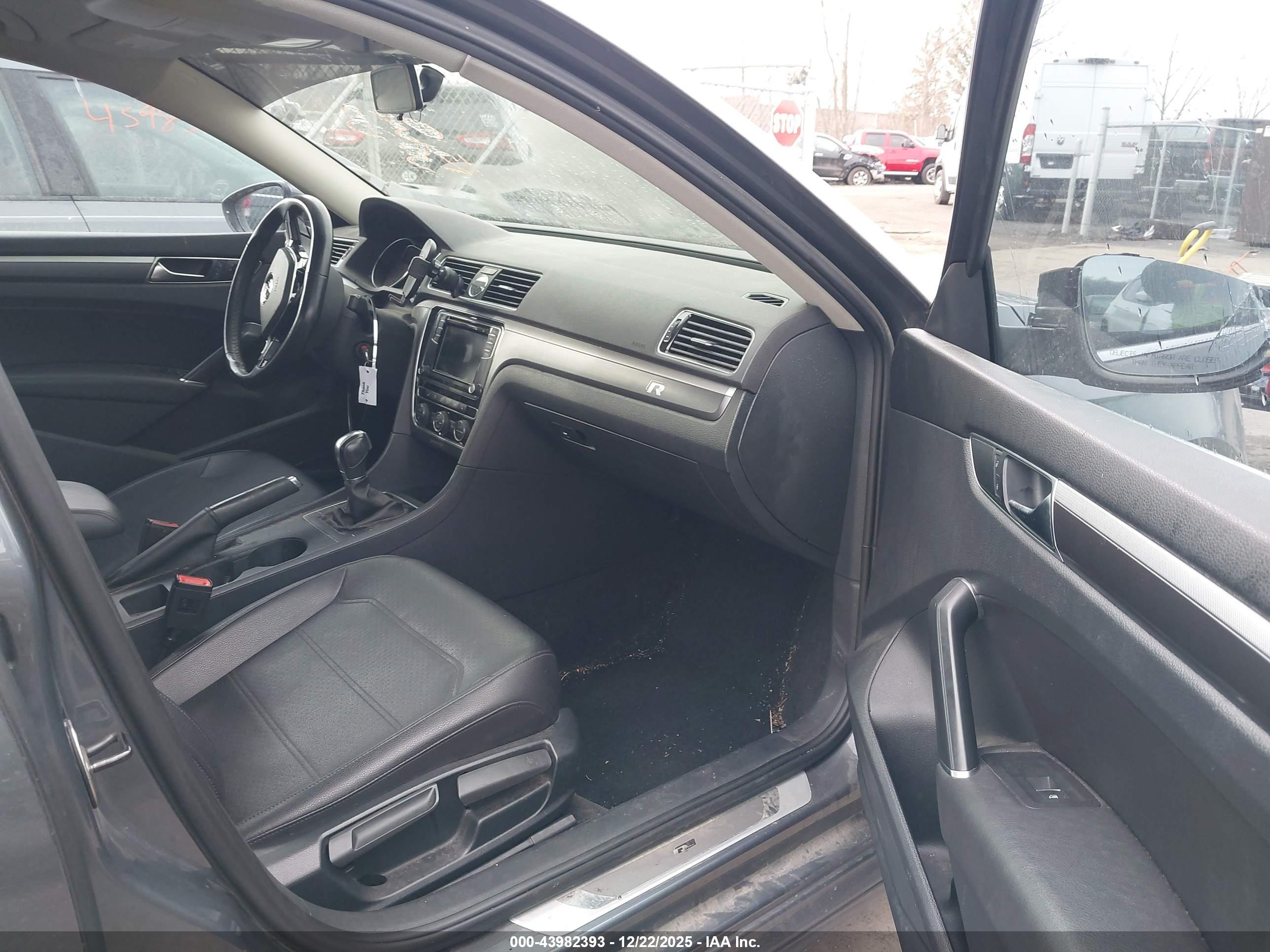 VOLKSWAGEN PASSAT image 5