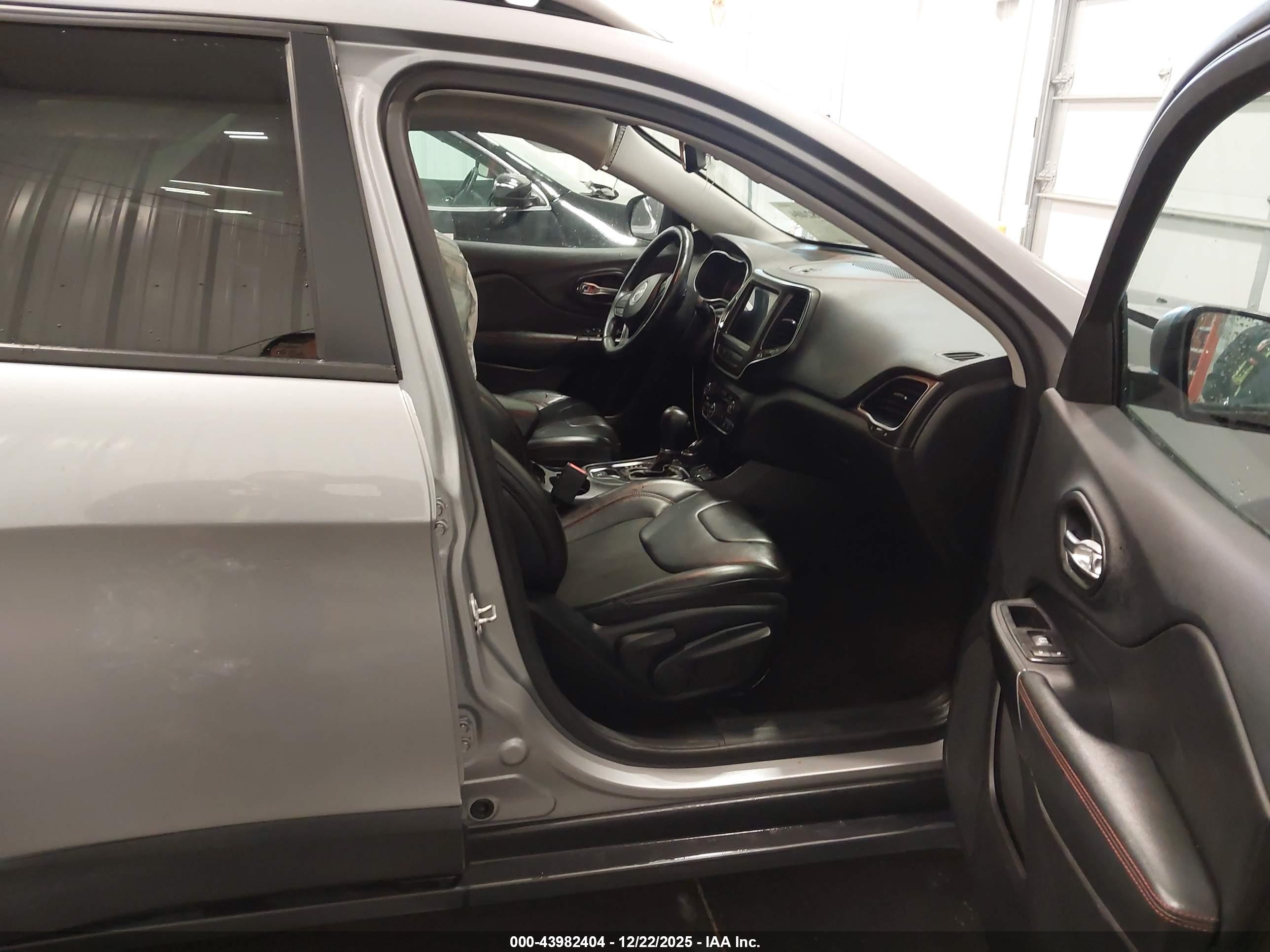 JEEP CHEROKEE image 5