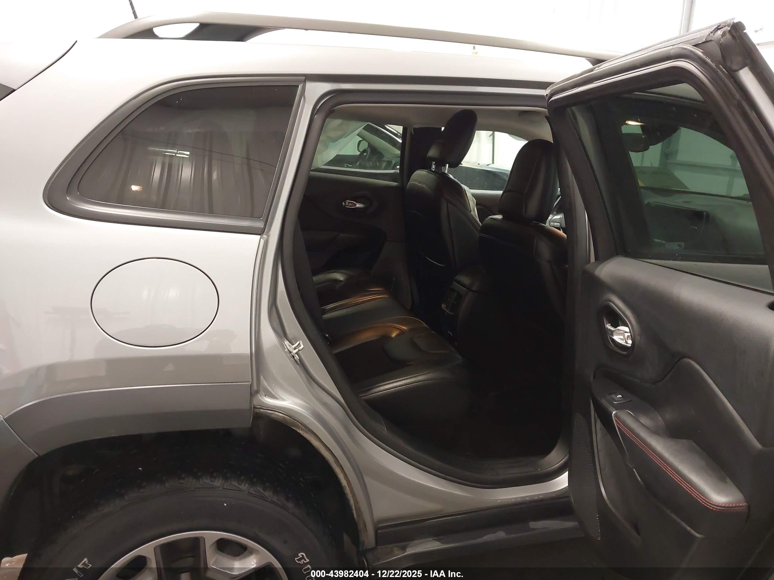 JEEP CHEROKEE image 8
