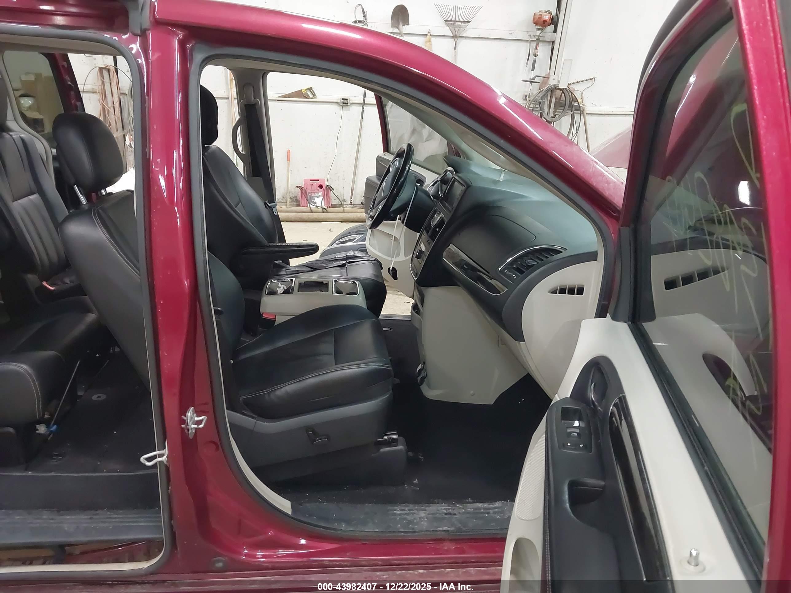 CHRYSLER TOWN image 5