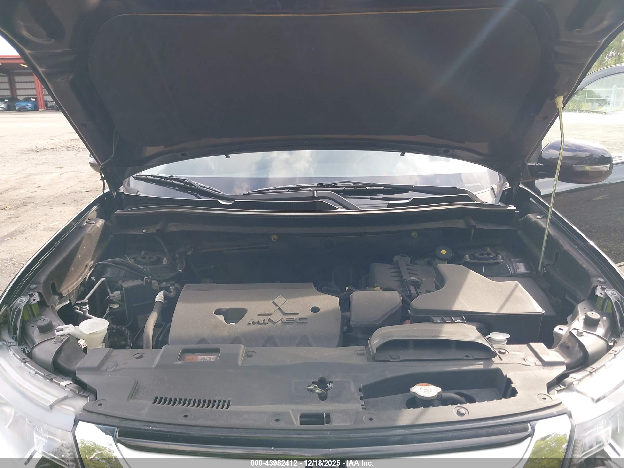 MITSUBISHI OUTLANDER image 10