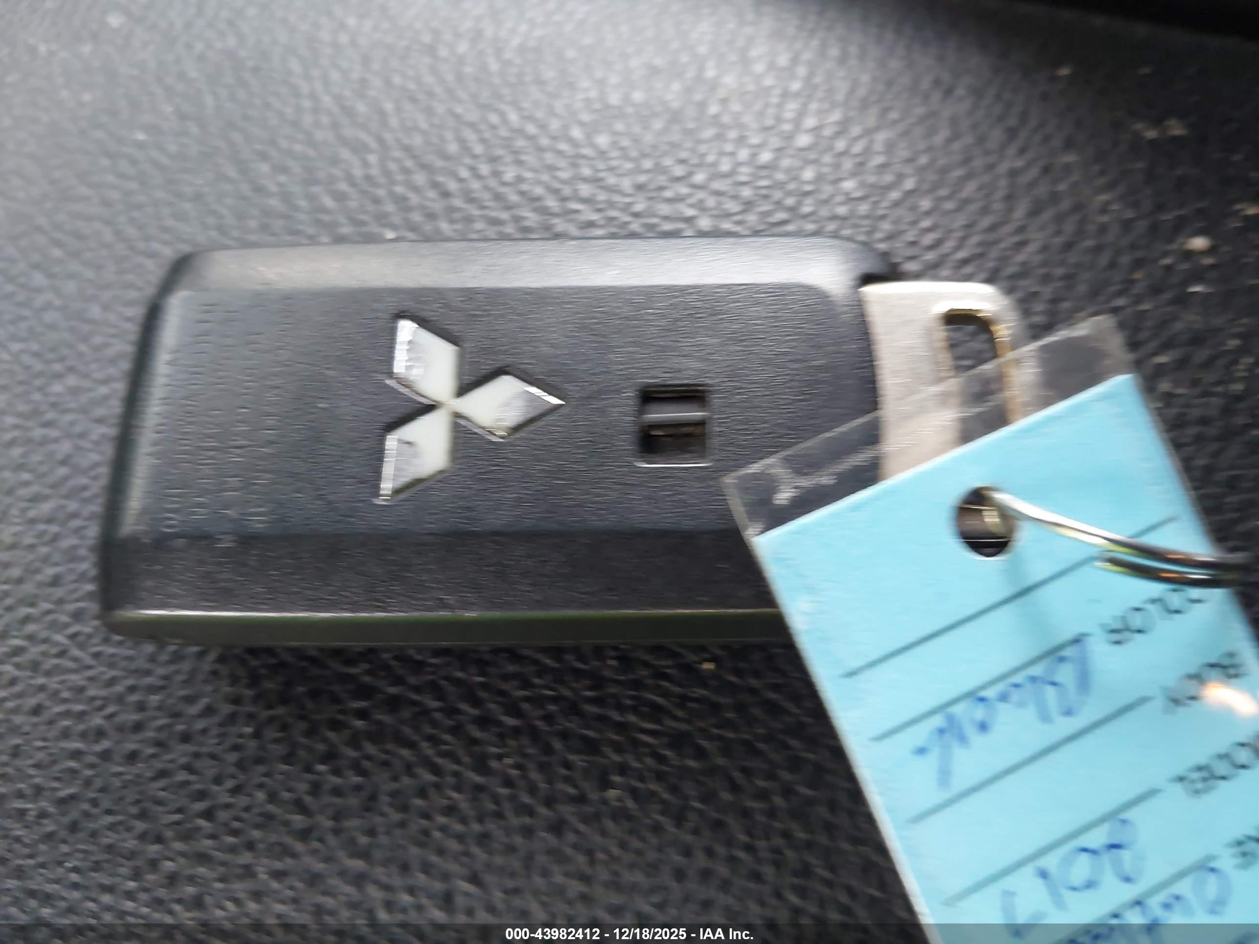 MITSUBISHI OUTLANDER image 11