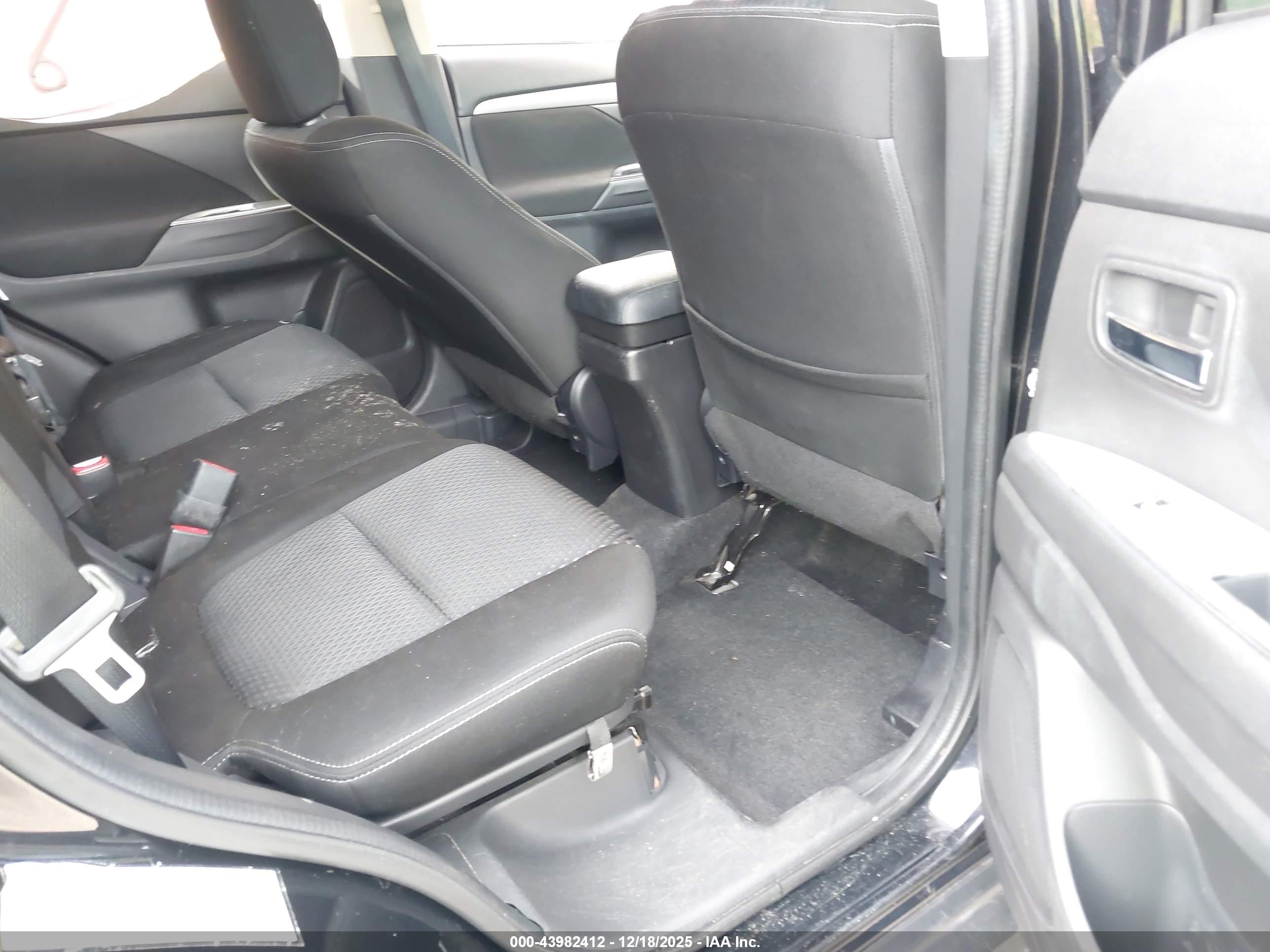 MITSUBISHI OUTLANDER image 8