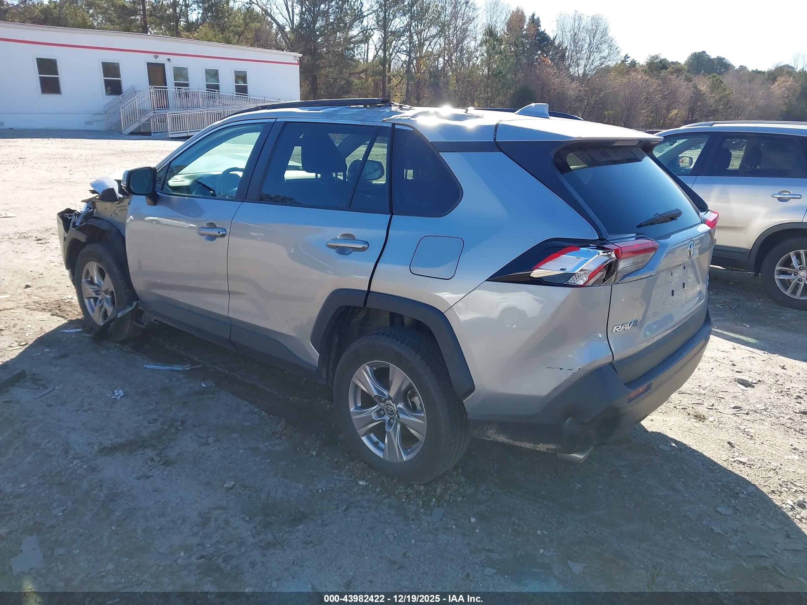 TOYOTA RAV4 image 3