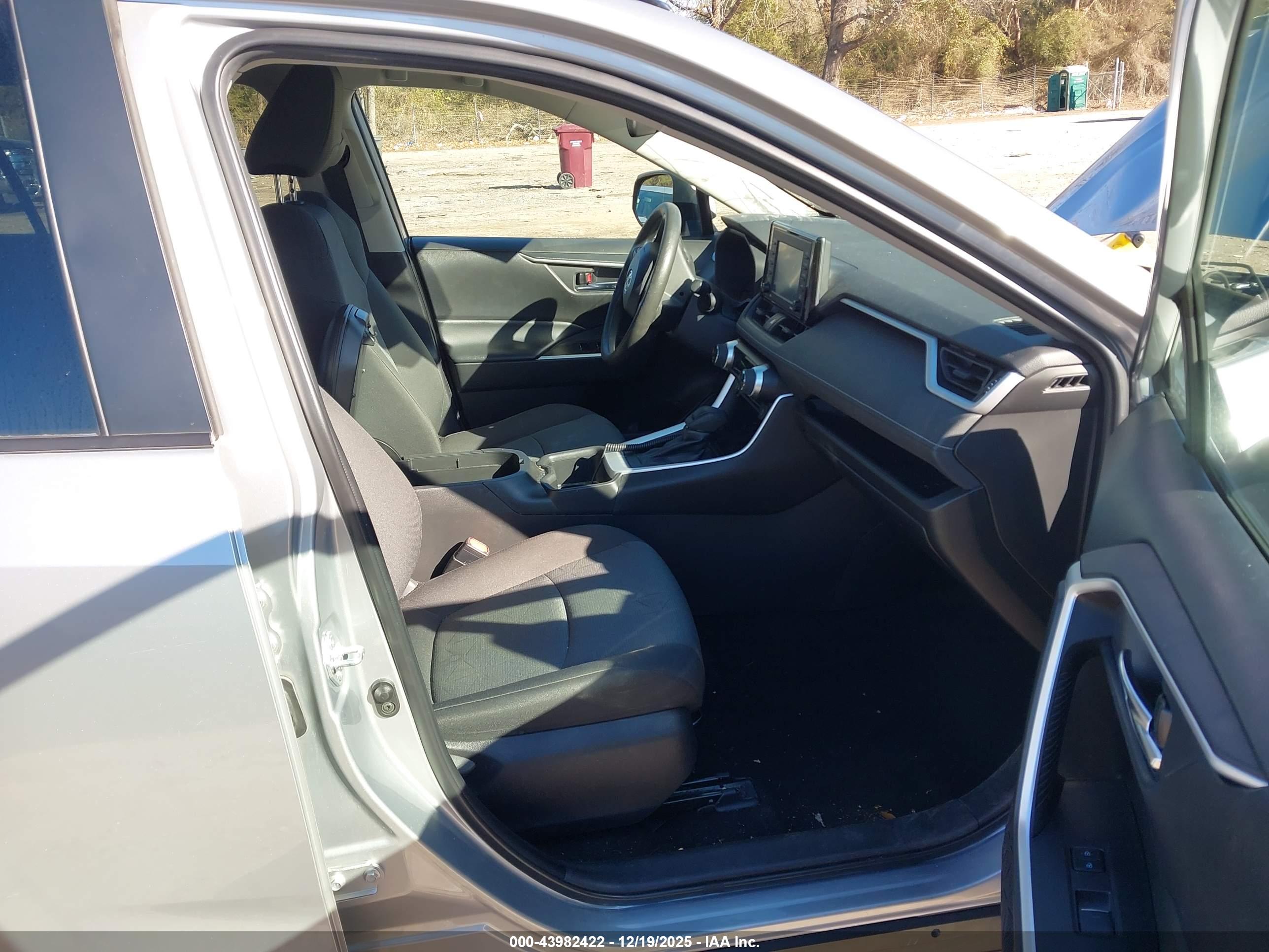 TOYOTA RAV4 image 5