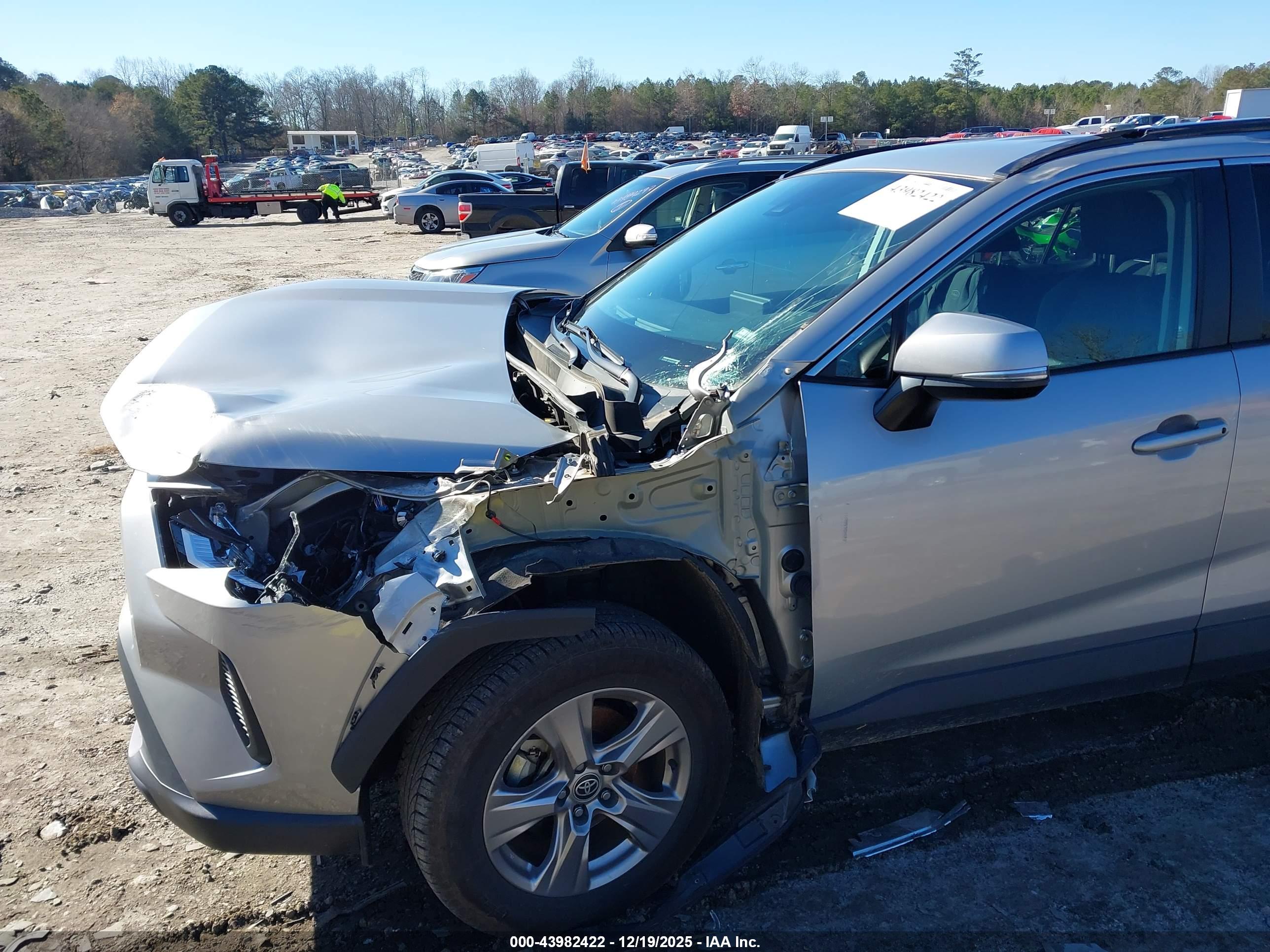 TOYOTA RAV4 image 6