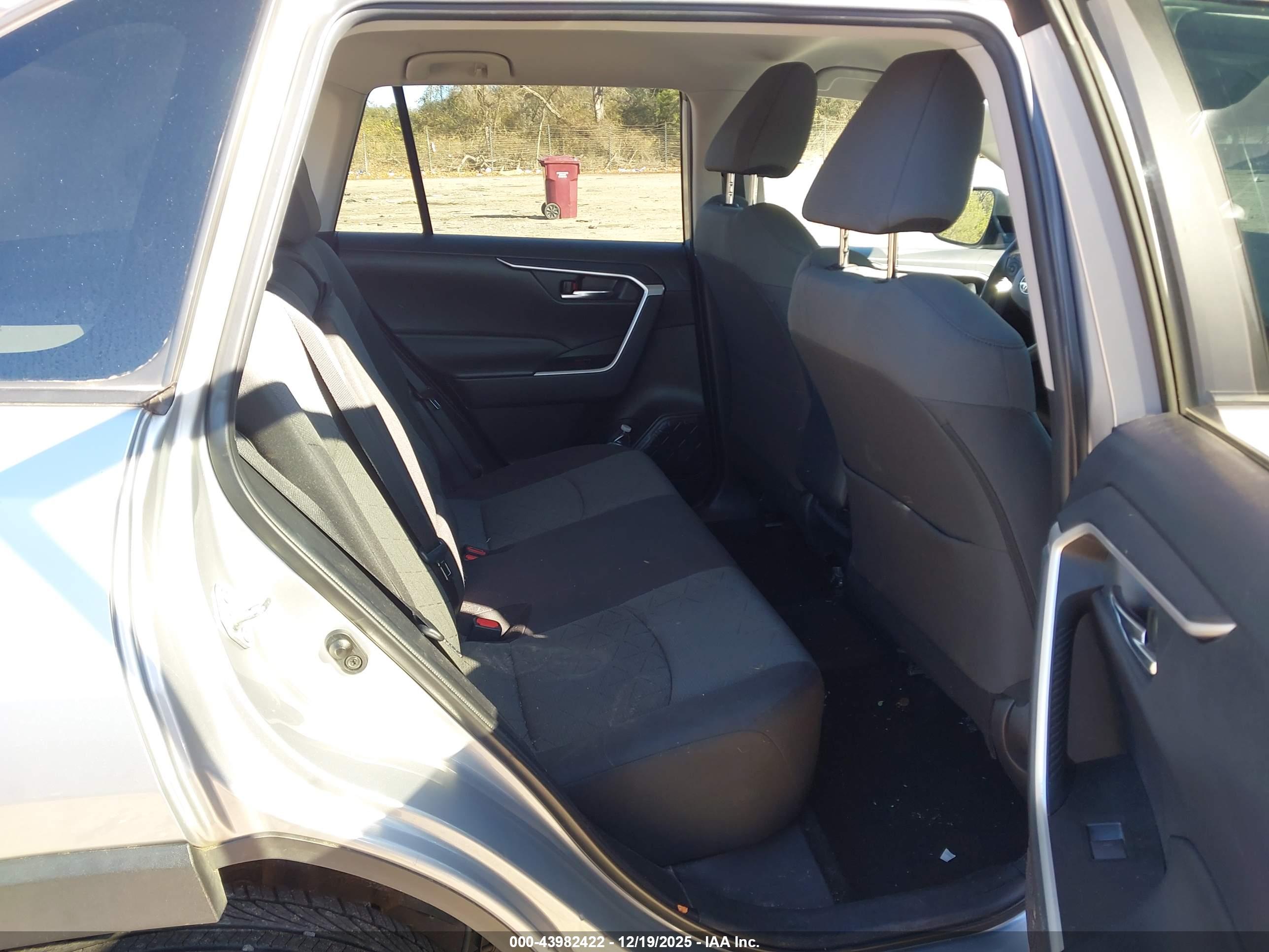 TOYOTA RAV4 image 8