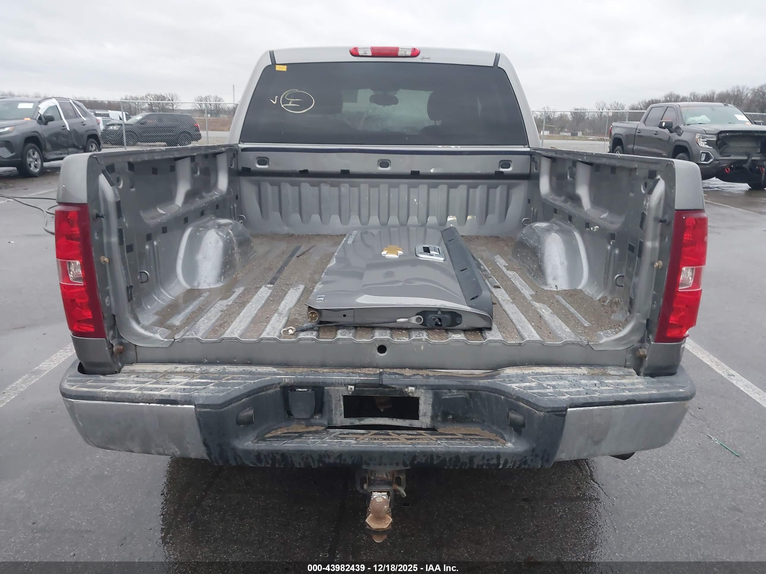CHEVROLET SILVERADO image 6