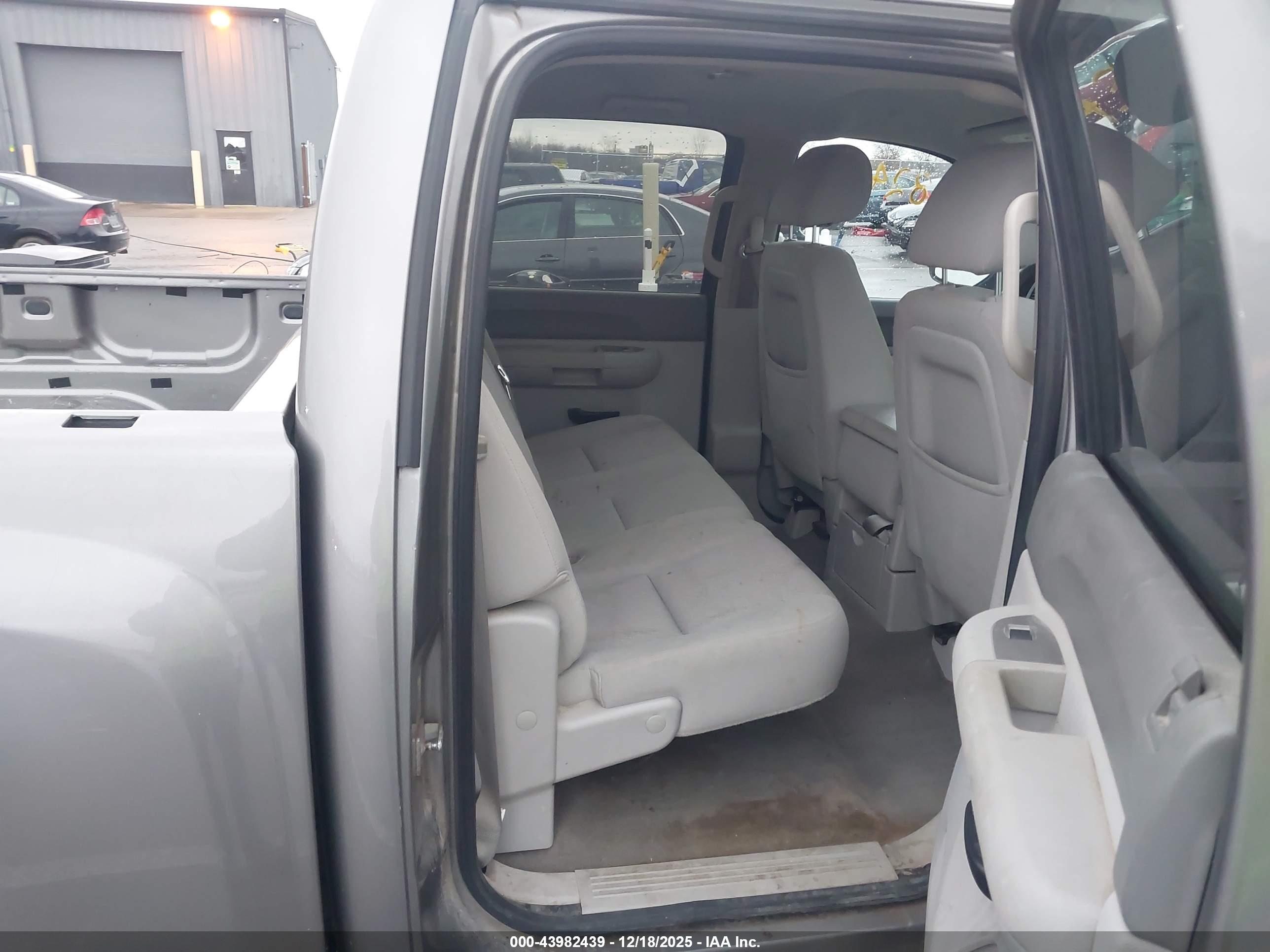 CHEVROLET SILVERADO image 8