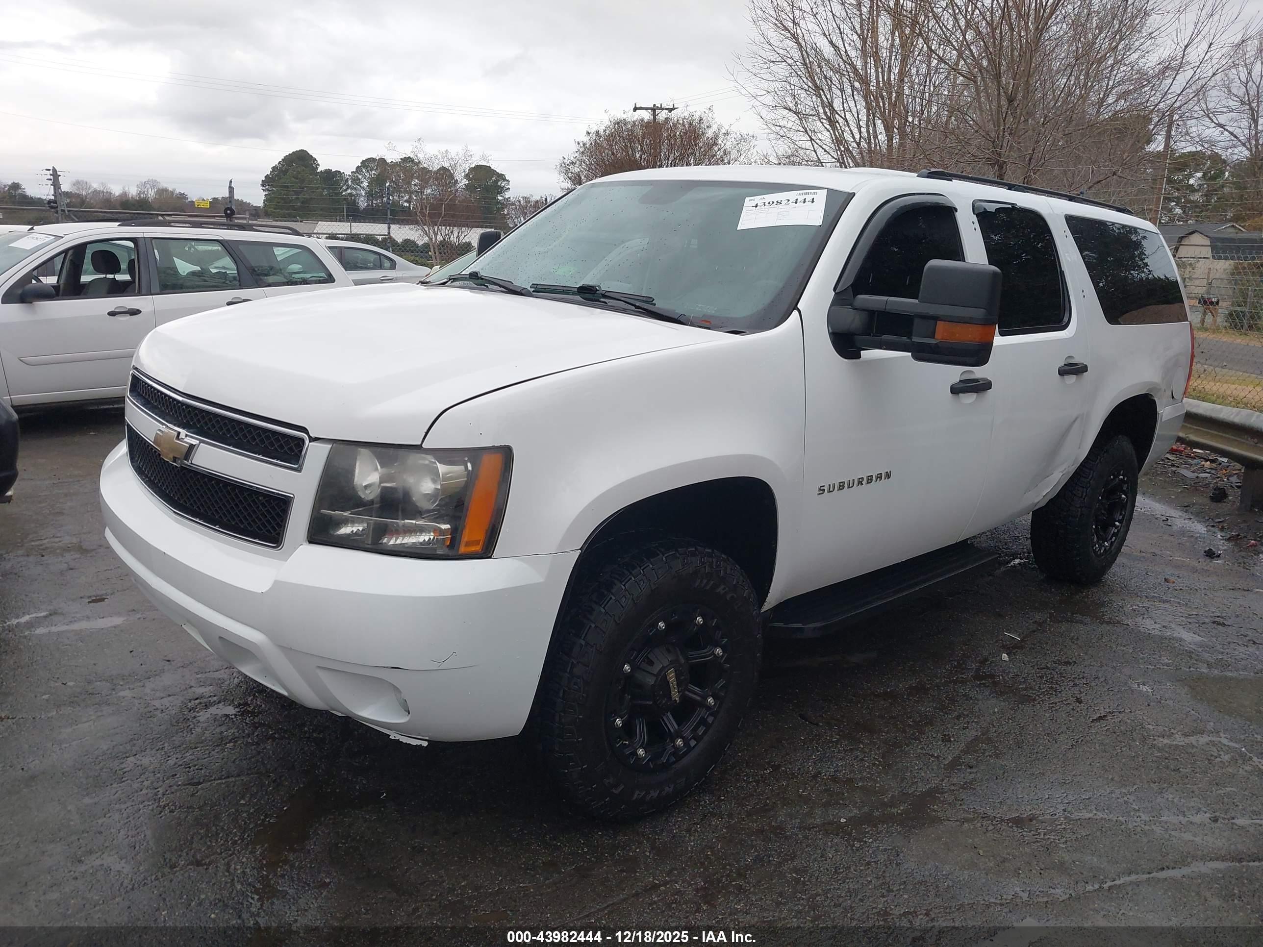 CHEVROLET SUBURBAN image 2