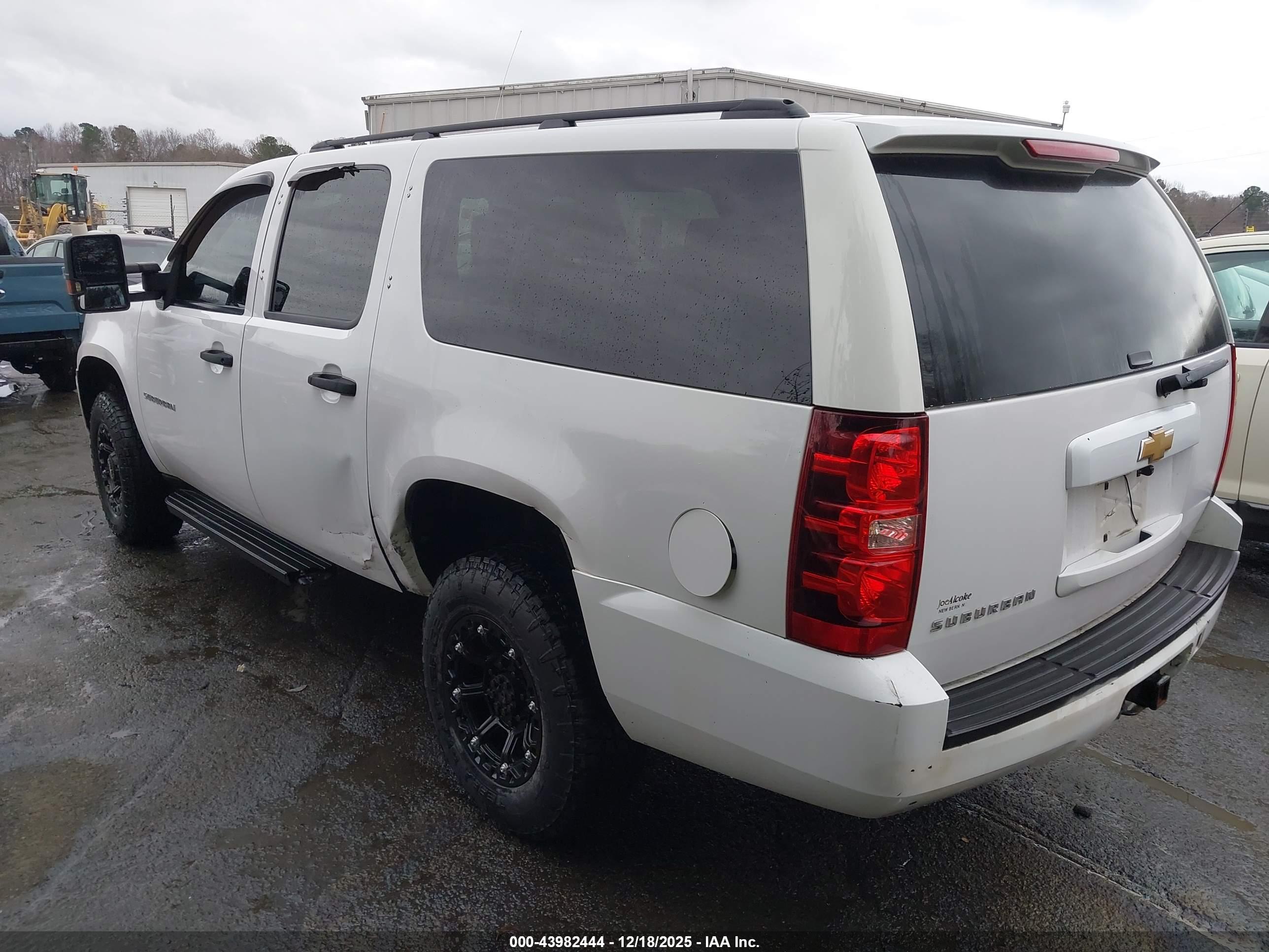CHEVROLET SUBURBAN image 3