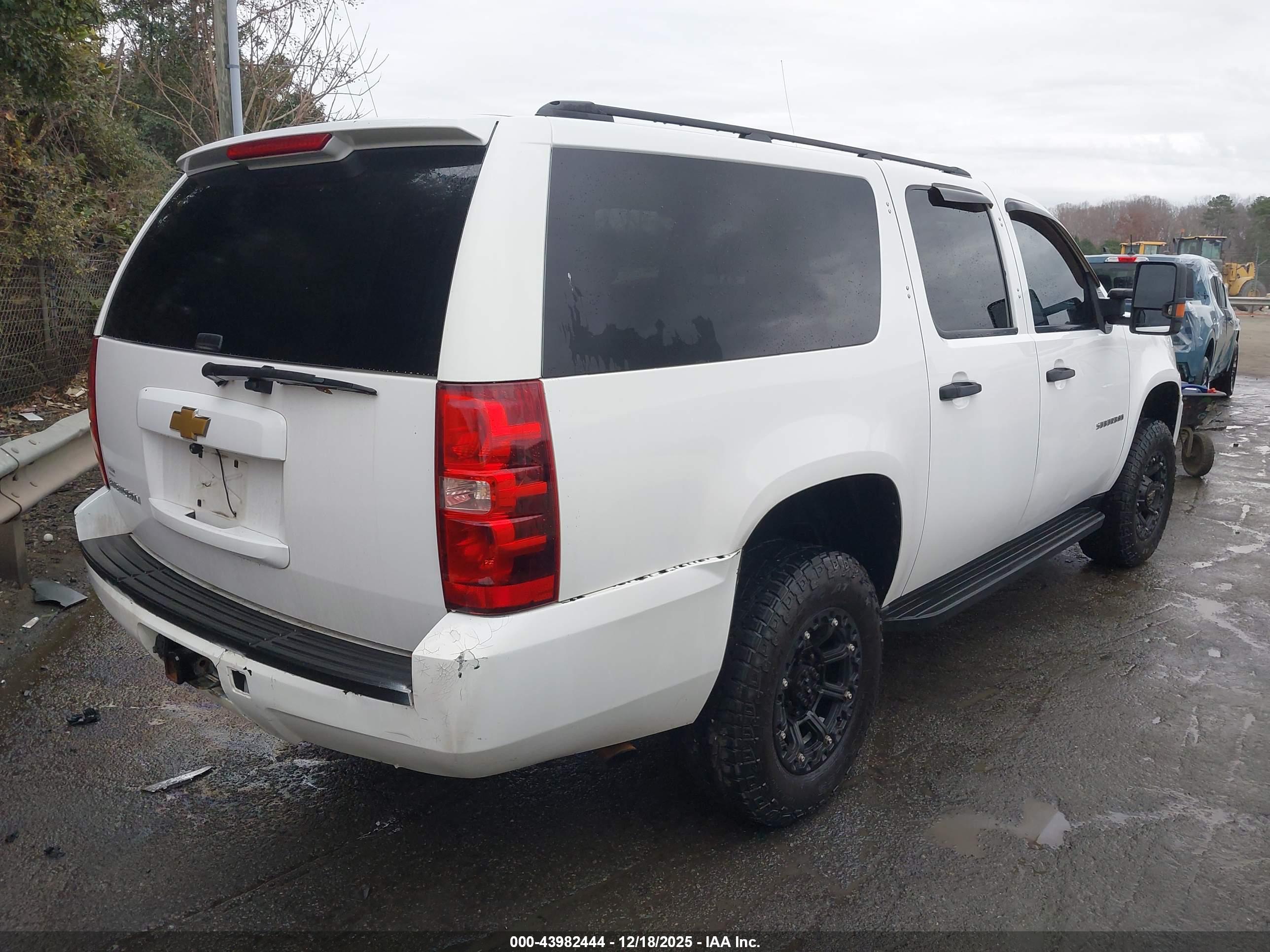 CHEVROLET SUBURBAN image 4