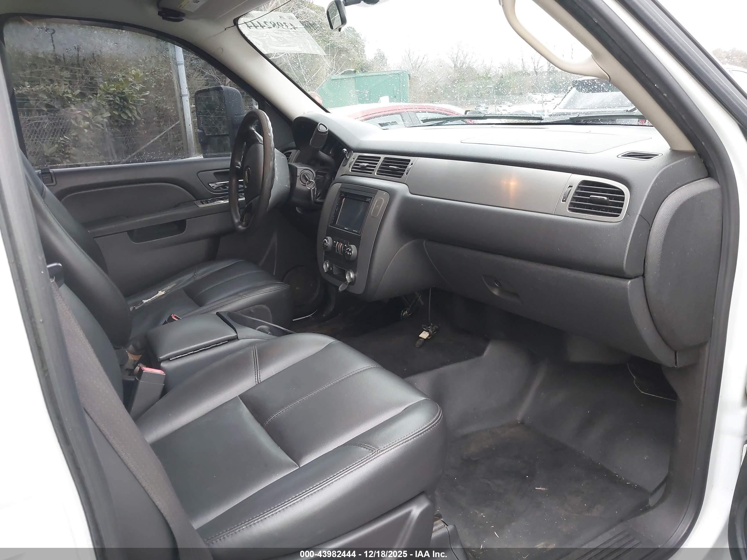 CHEVROLET SUBURBAN image 5