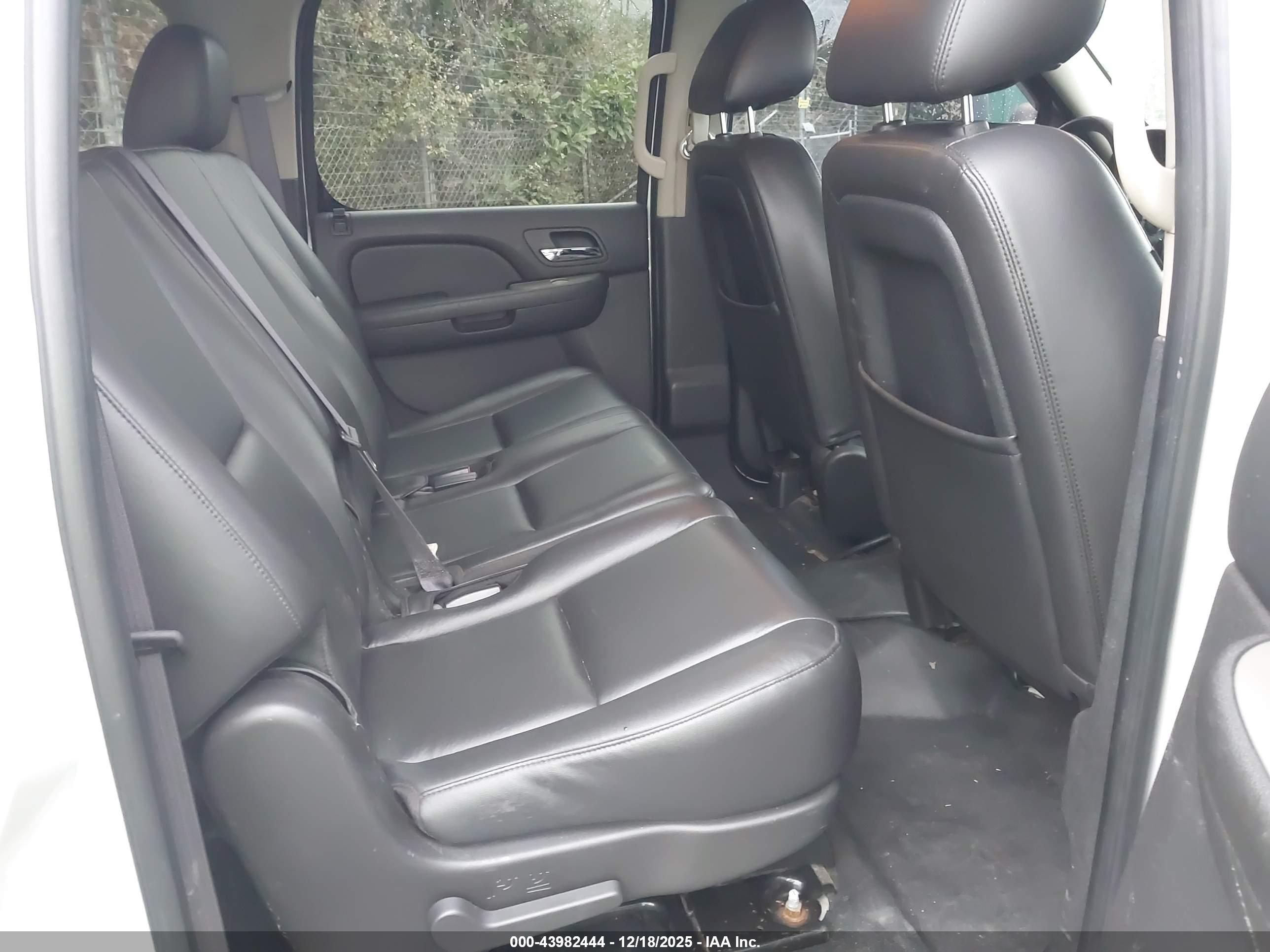 CHEVROLET SUBURBAN image 8