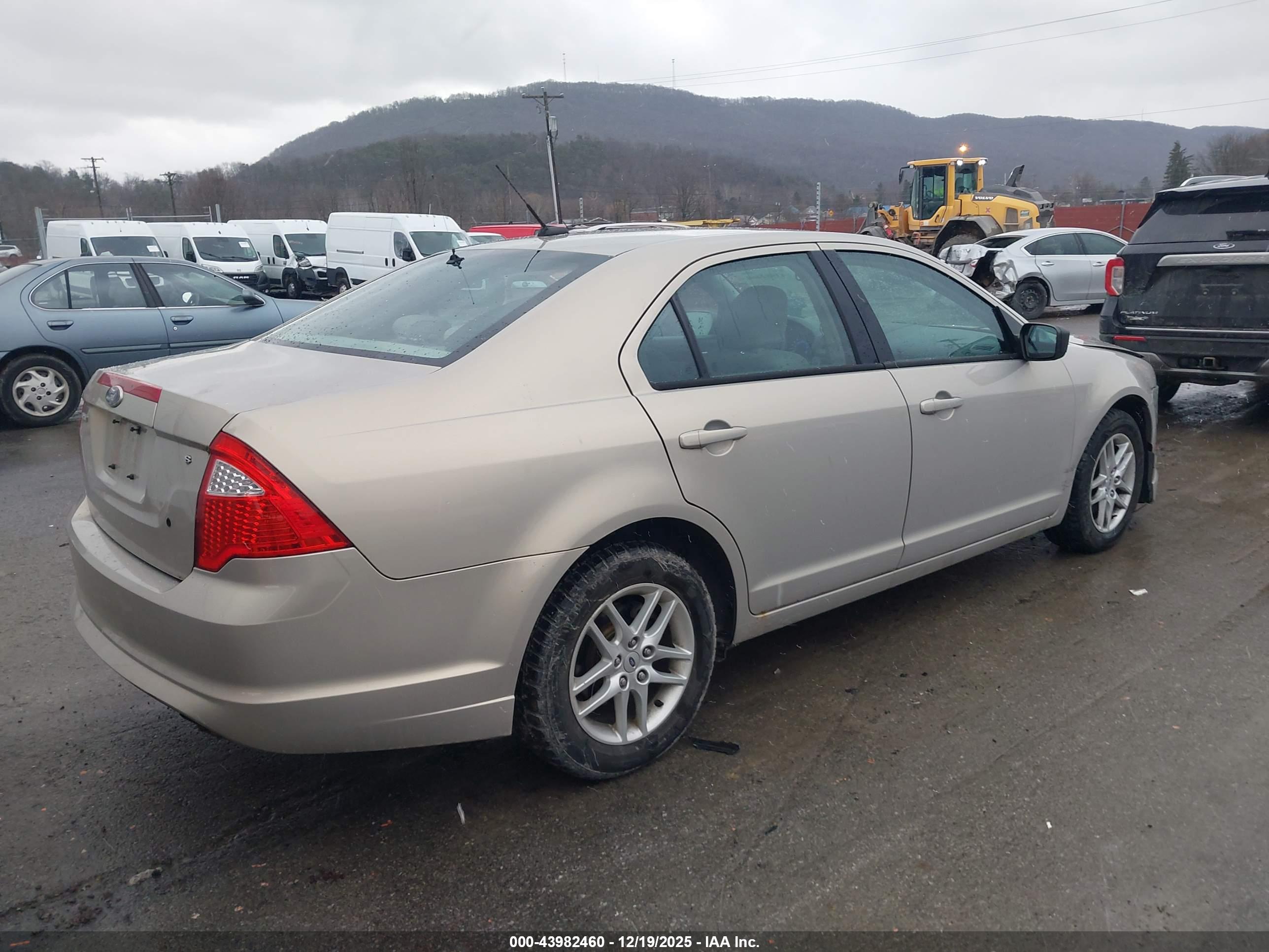 FORD FUSION image 4