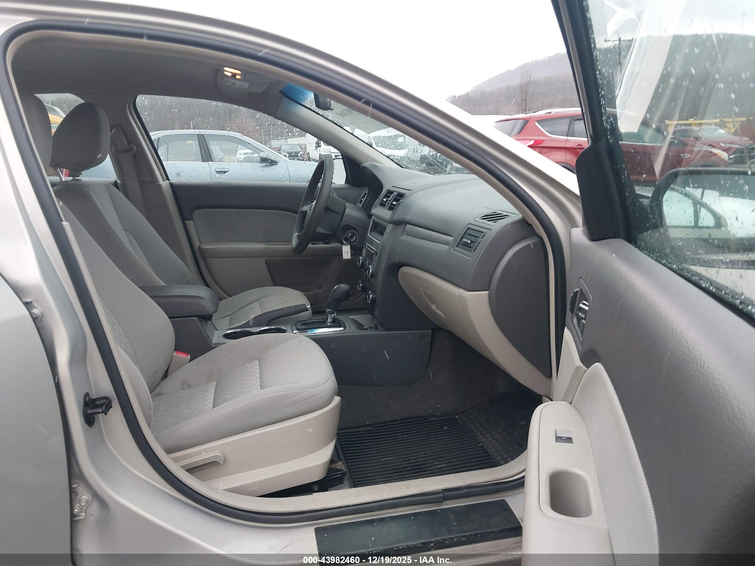 FORD FUSION image 5