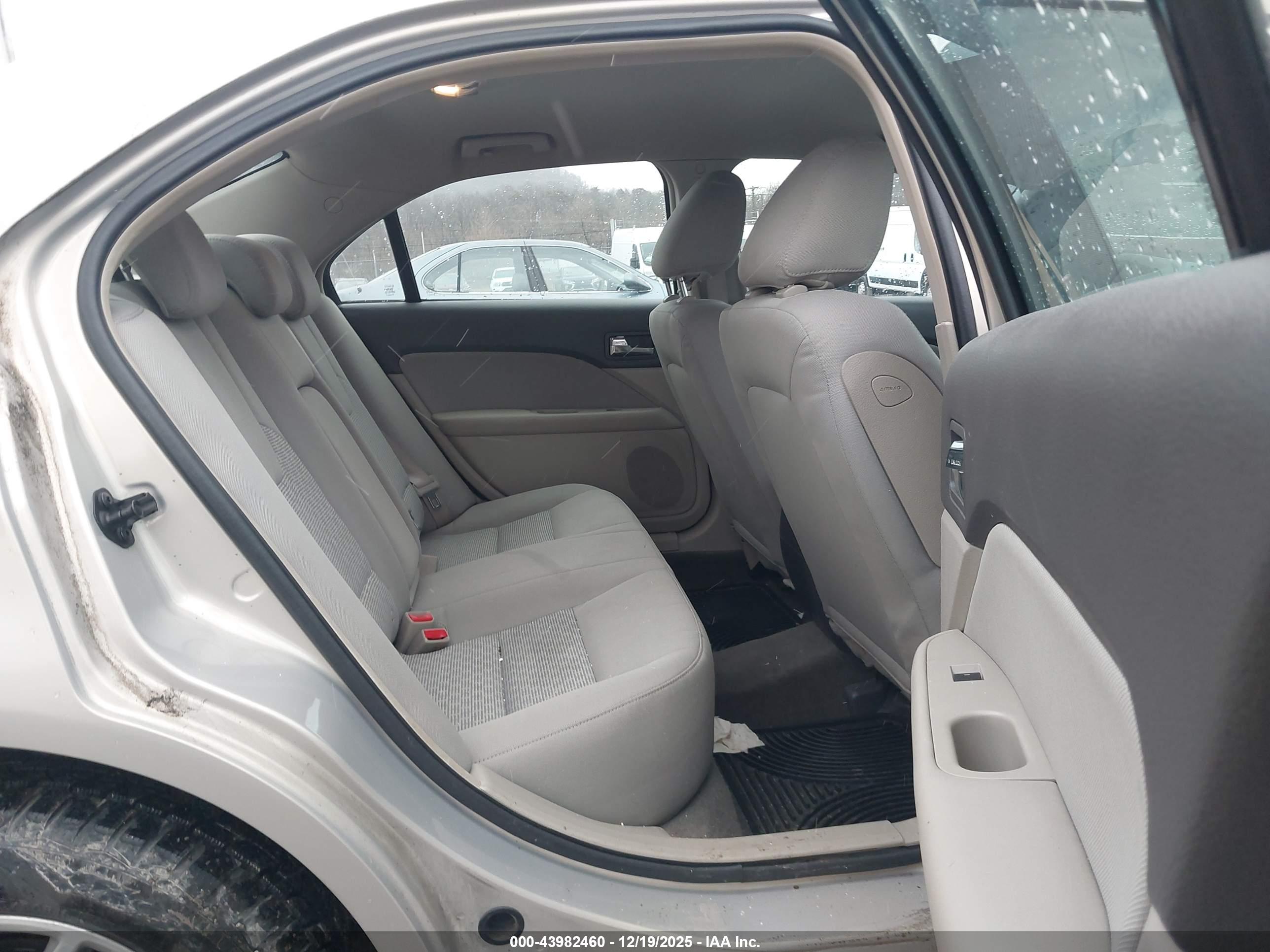 FORD FUSION image 8