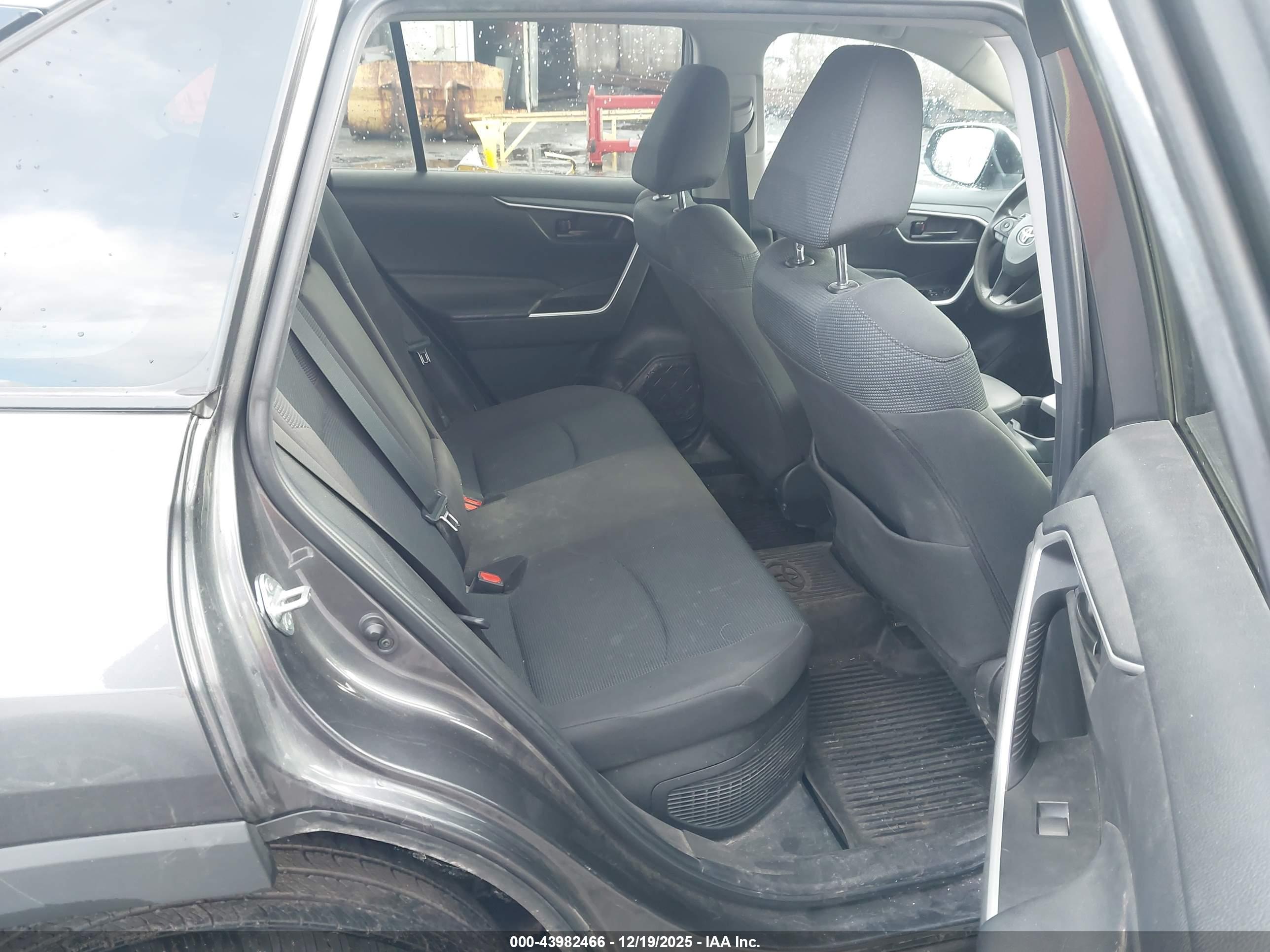 TOYOTA RAV4 image 8
