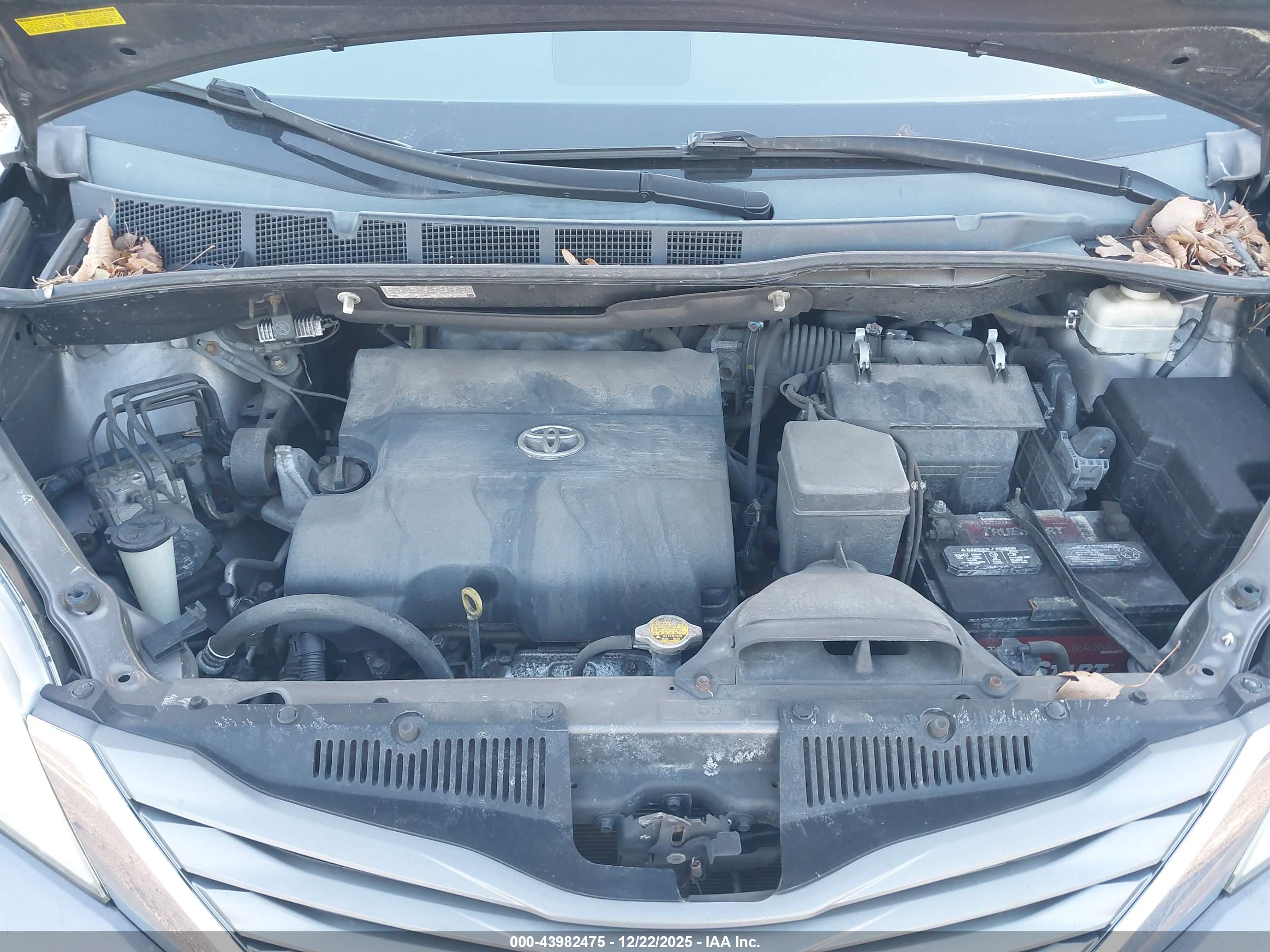 TOYOTA SIENNA image 10