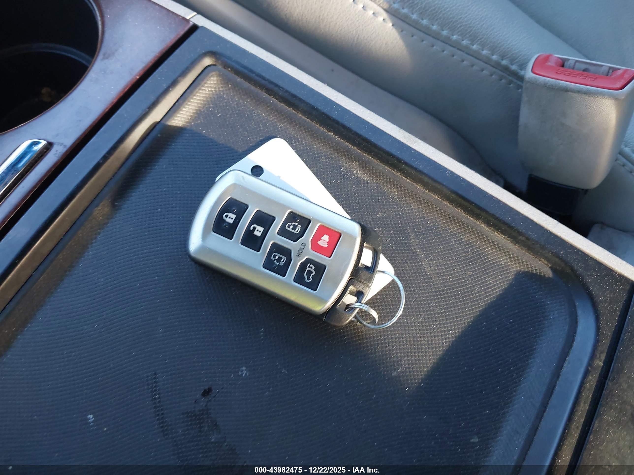 TOYOTA SIENNA image 11