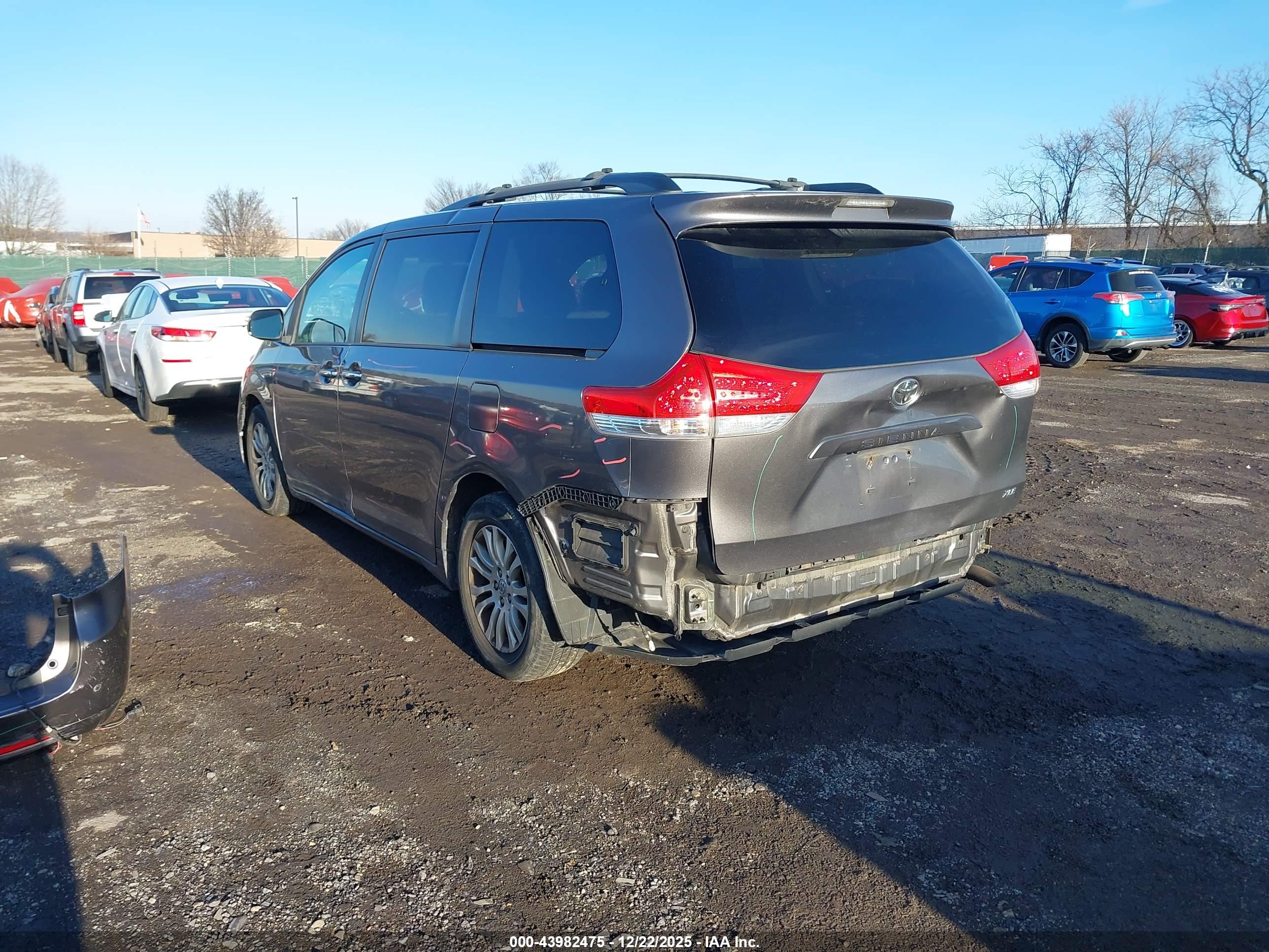 TOYOTA SIENNA image 3