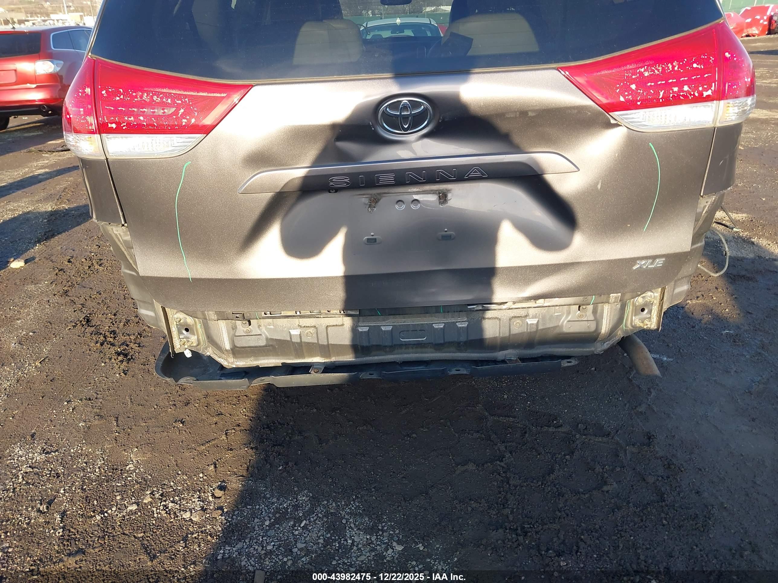 TOYOTA SIENNA image 6