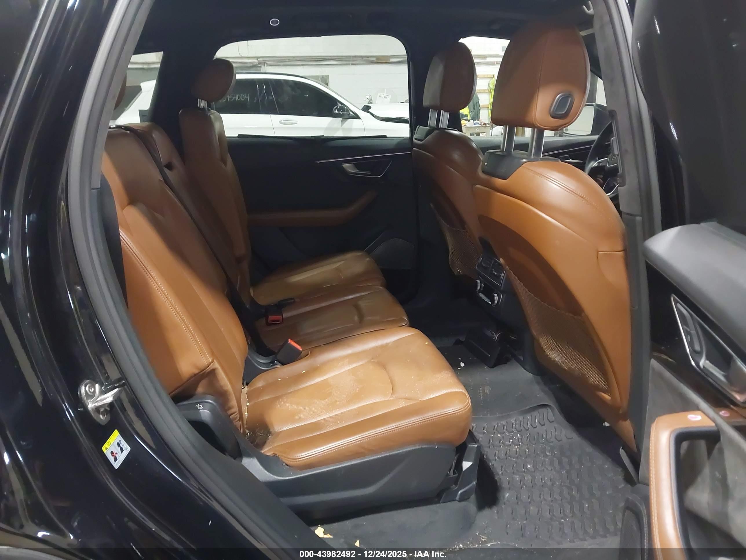 AUDI Q7 image 8