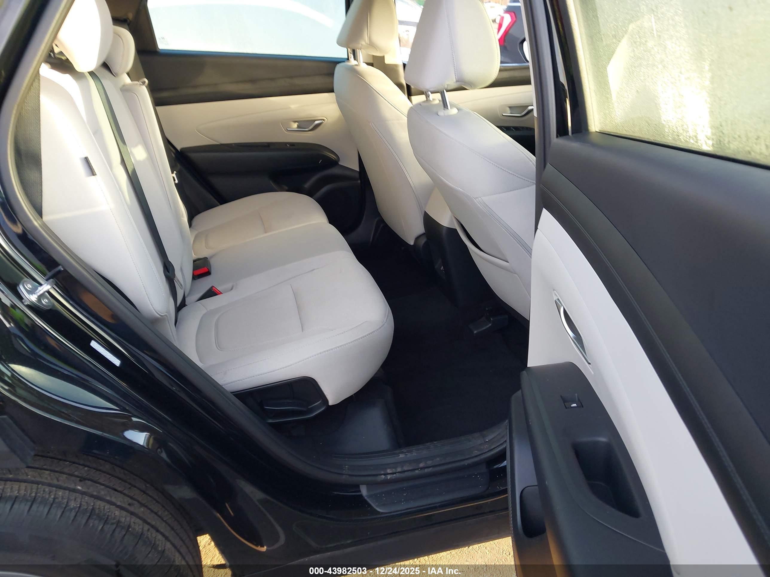 HYUNDAI TUCSON image 8