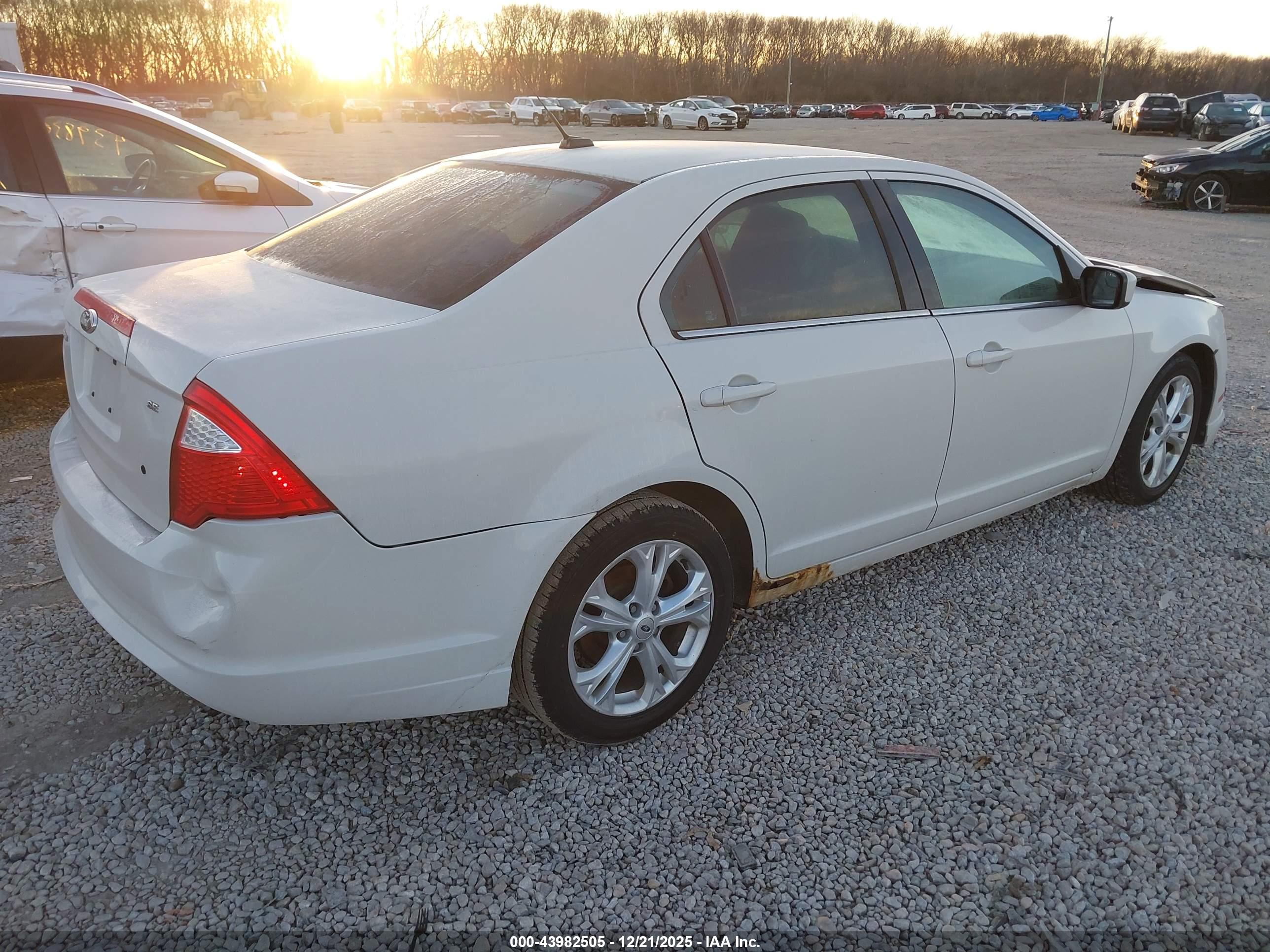 FORD FUSION image 4