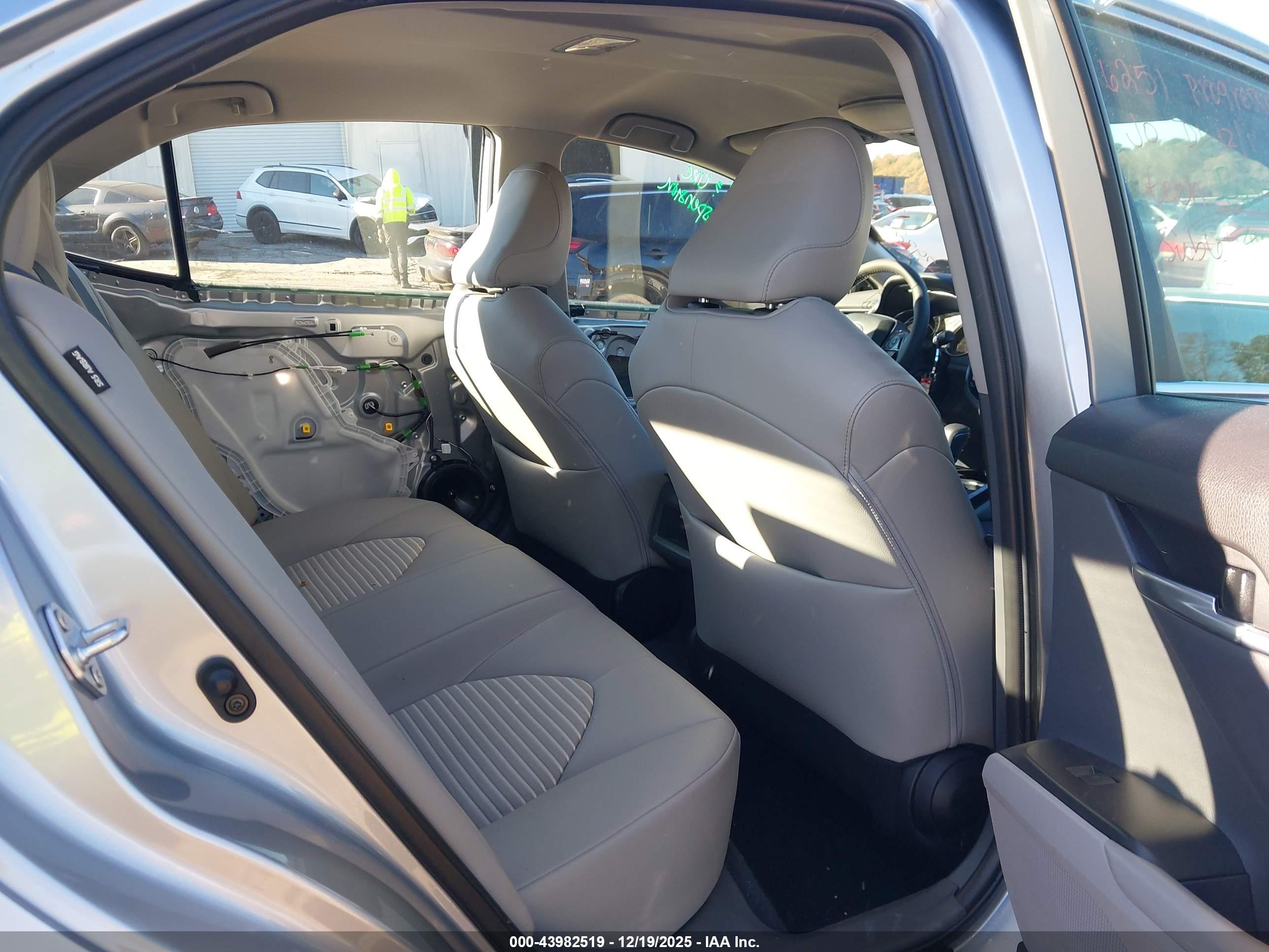 TOYOTA CAMRY image 8