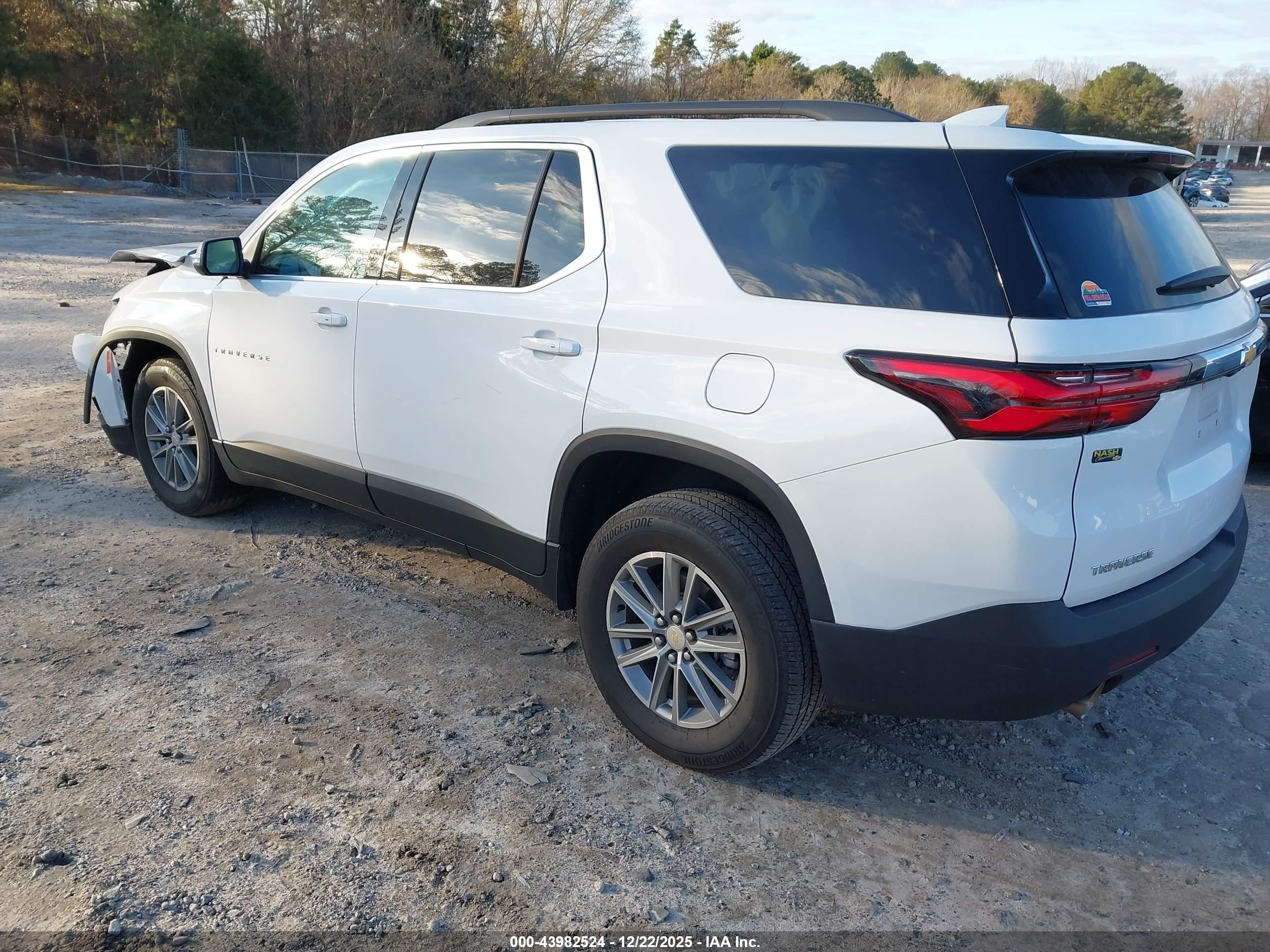 CHEVROLET TRAVERSE image 3