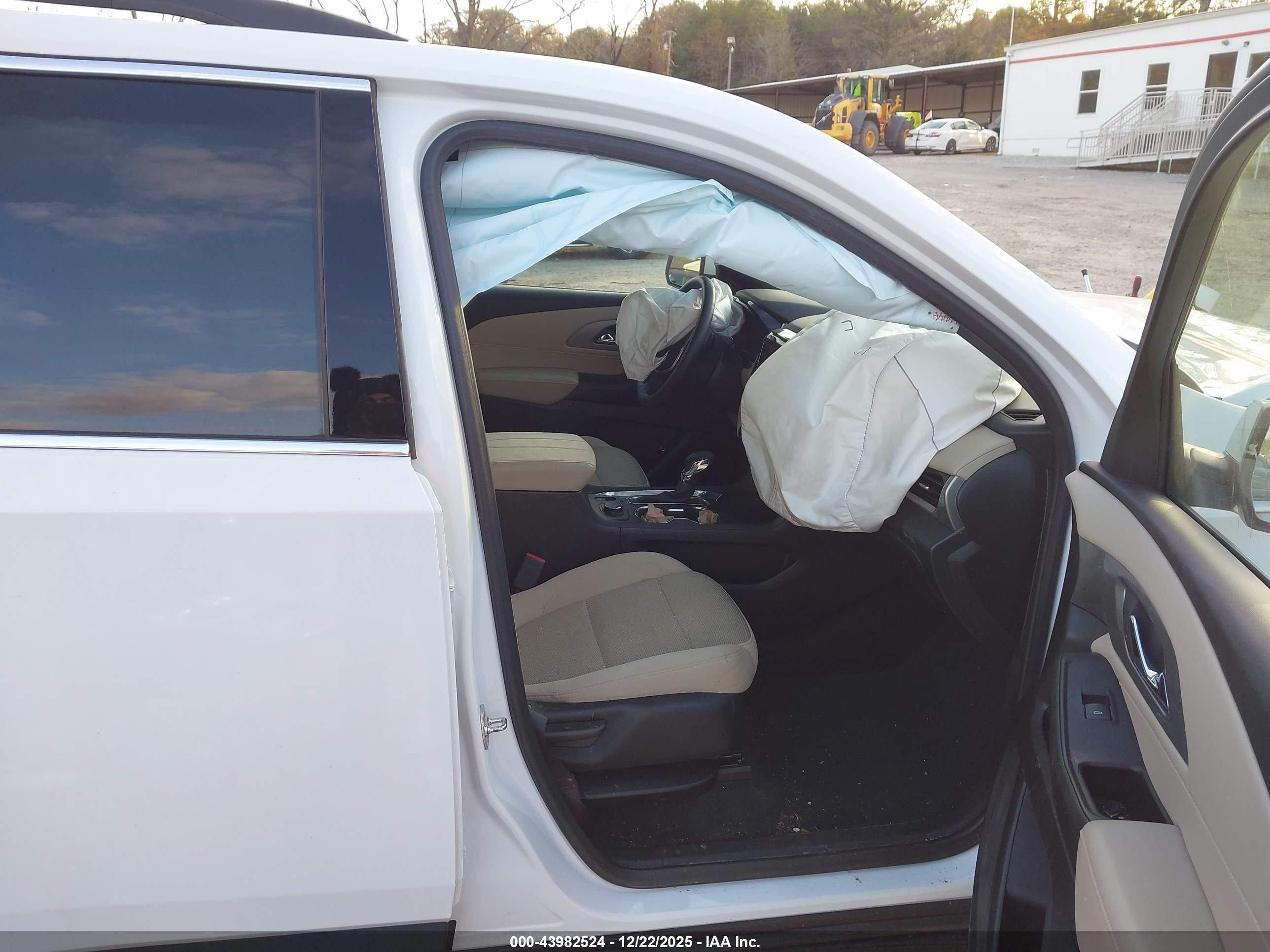 CHEVROLET TRAVERSE image 5