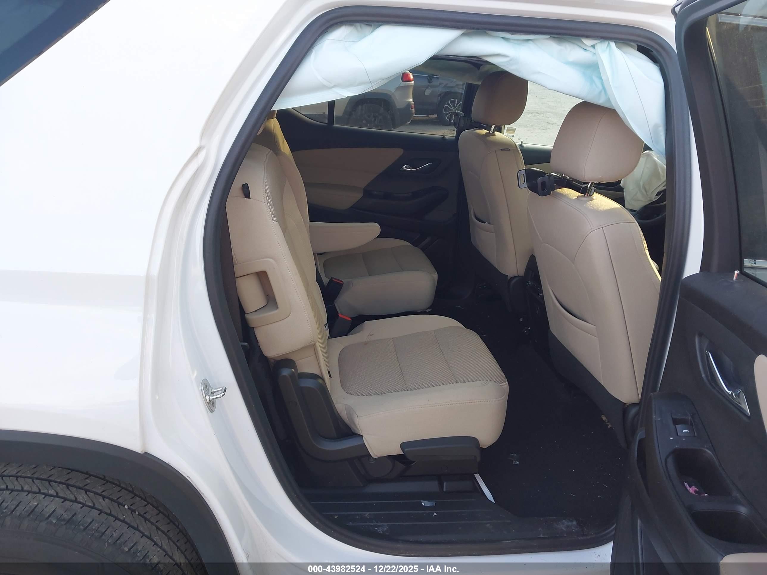 CHEVROLET TRAVERSE image 8
