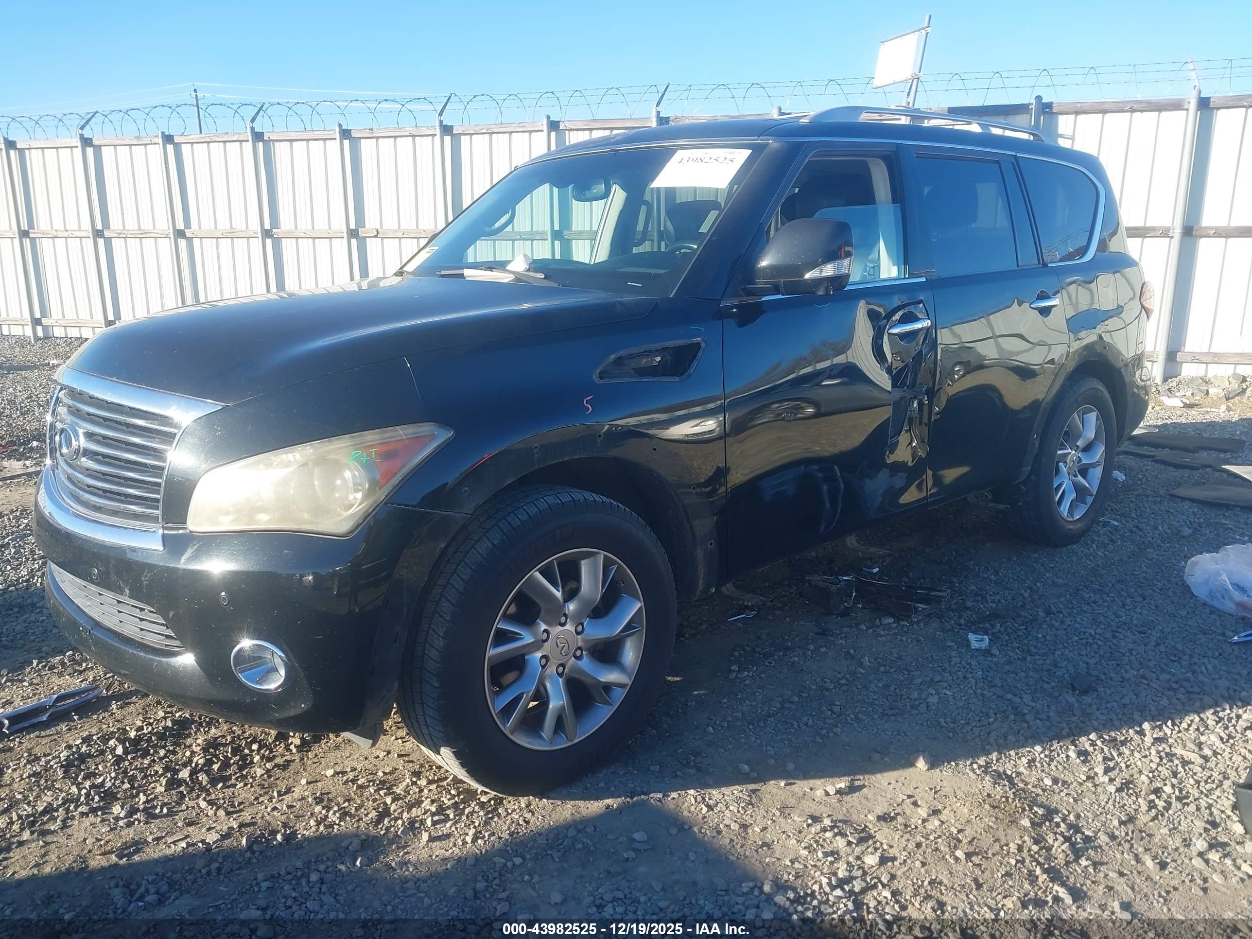INFINITI QX56 image 2