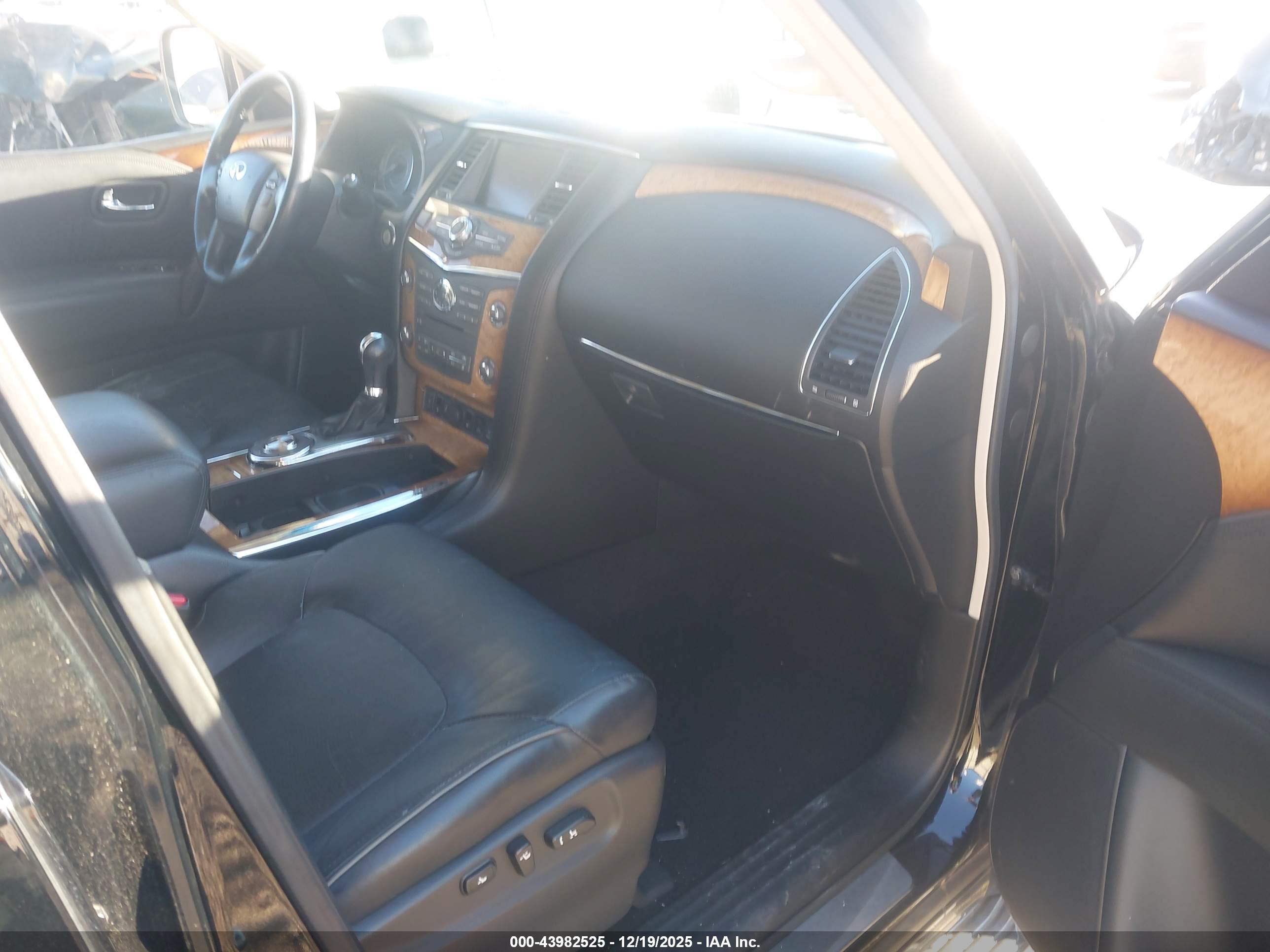 INFINITI QX56 image 5