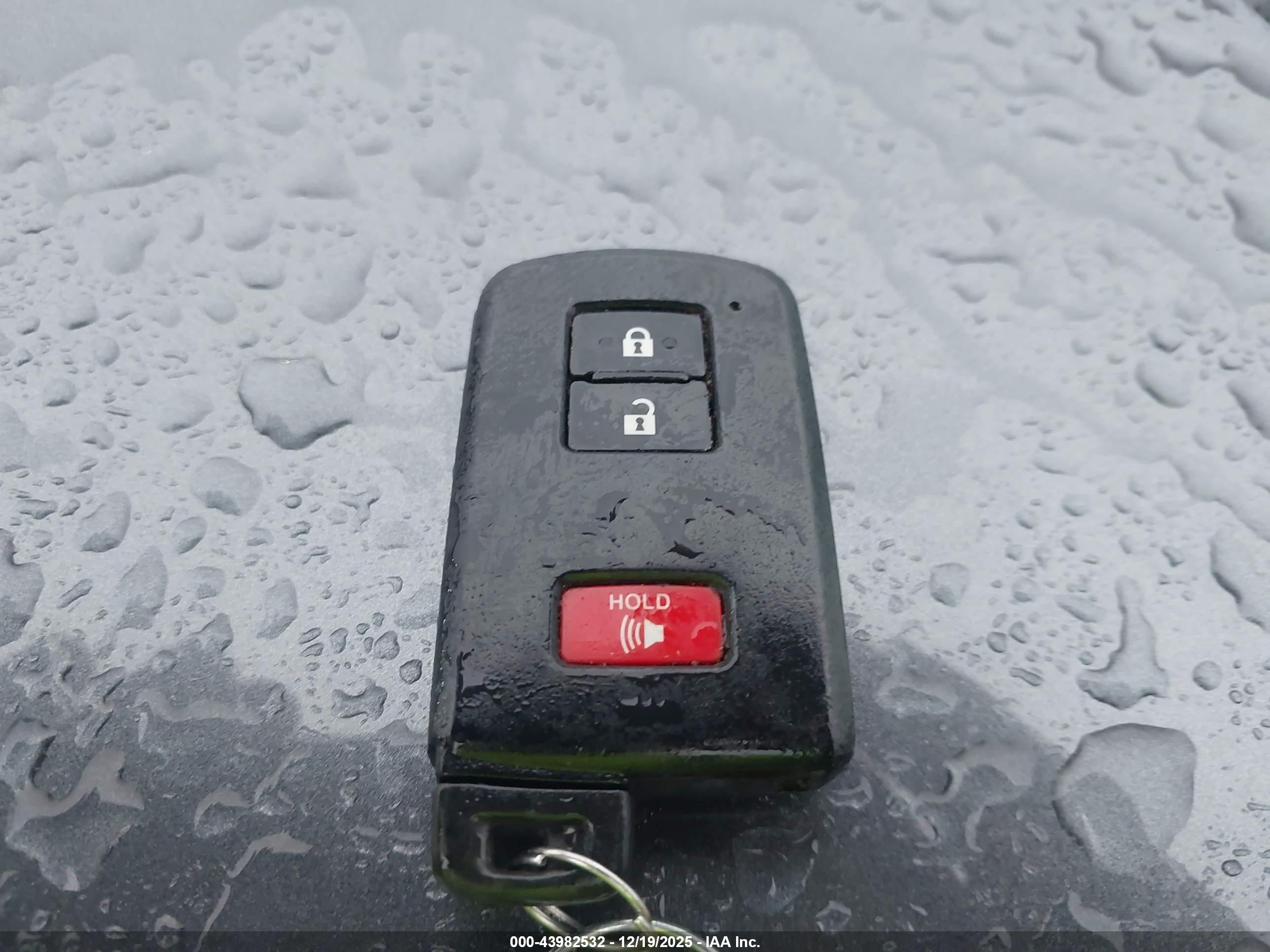 TOYOTA RAV4 image 11