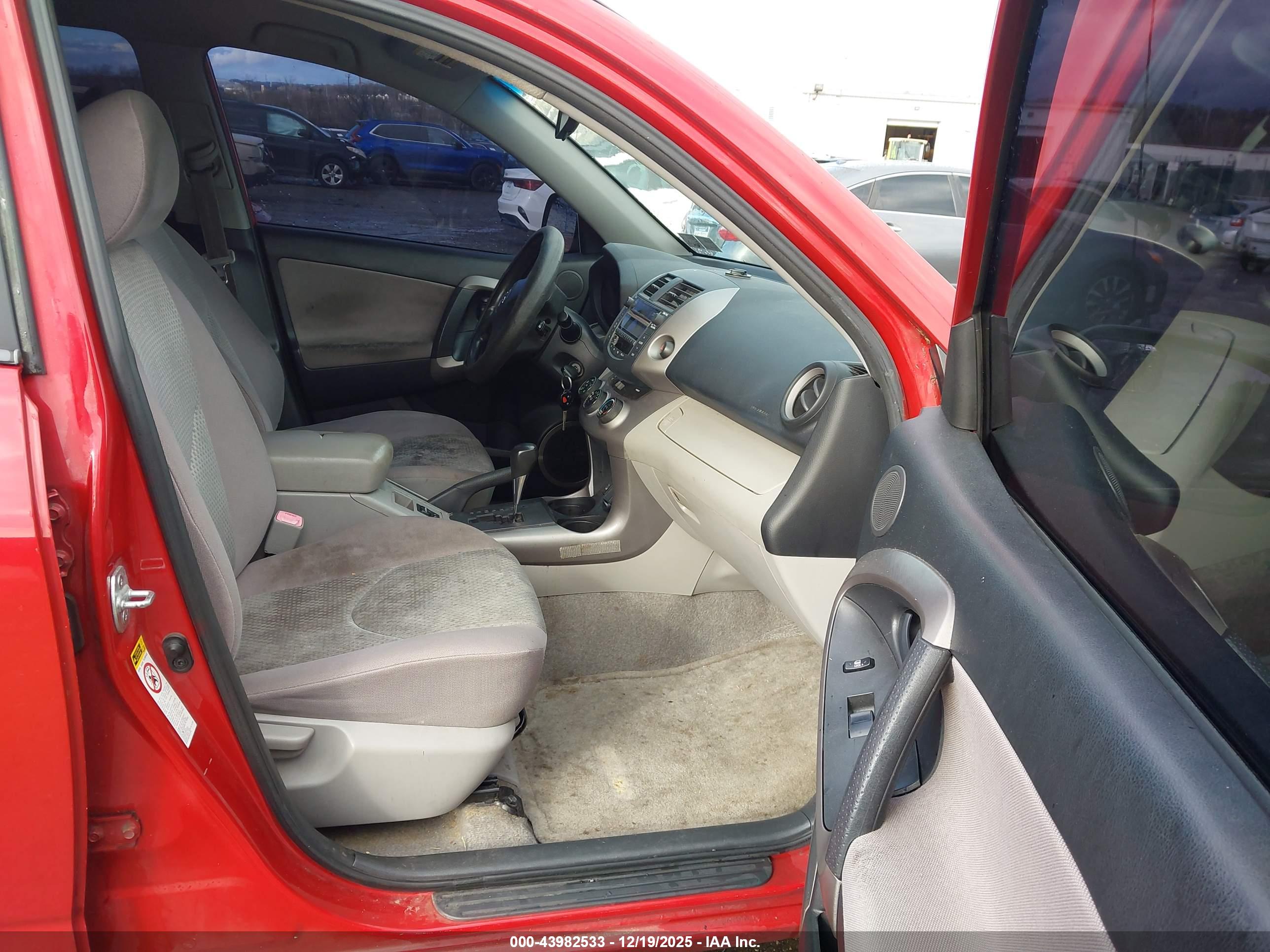TOYOTA RAV4 image 5