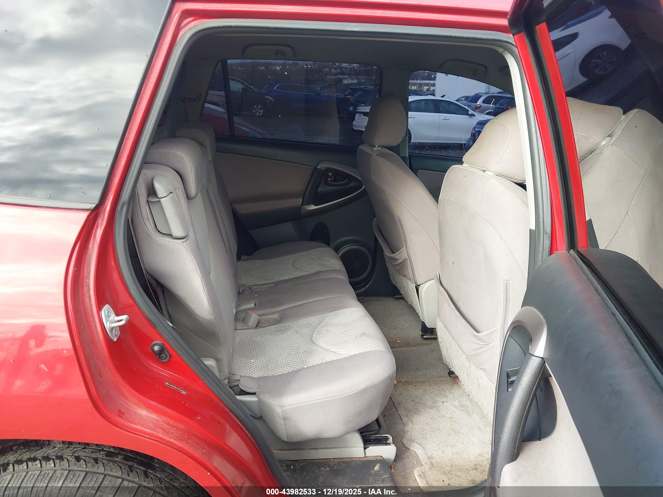TOYOTA RAV4 image 8