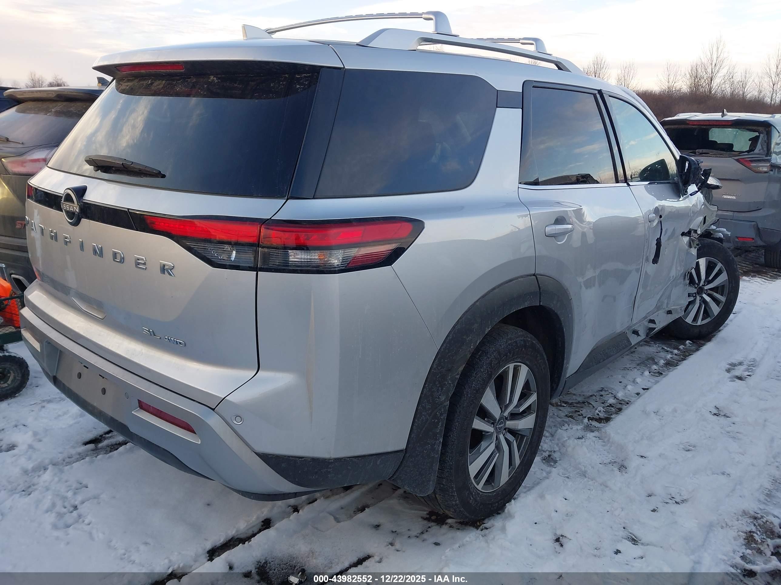 NISSAN PATHFINDER image 4