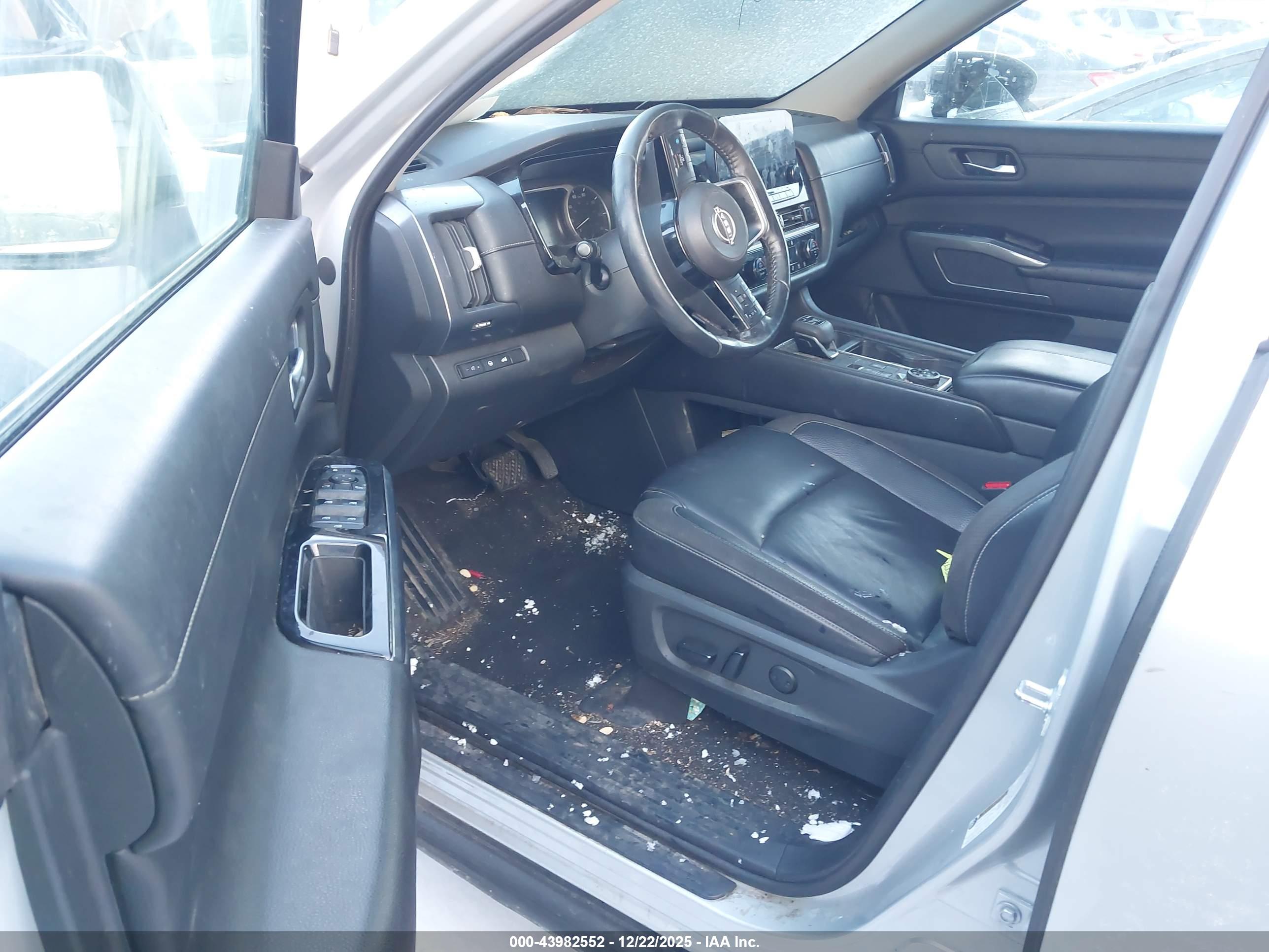 NISSAN PATHFINDER image 5