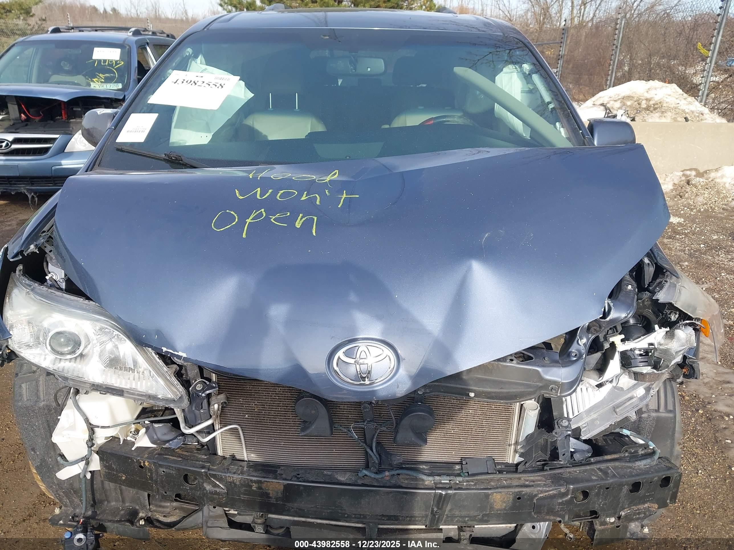 TOYOTA SIENNA image 10